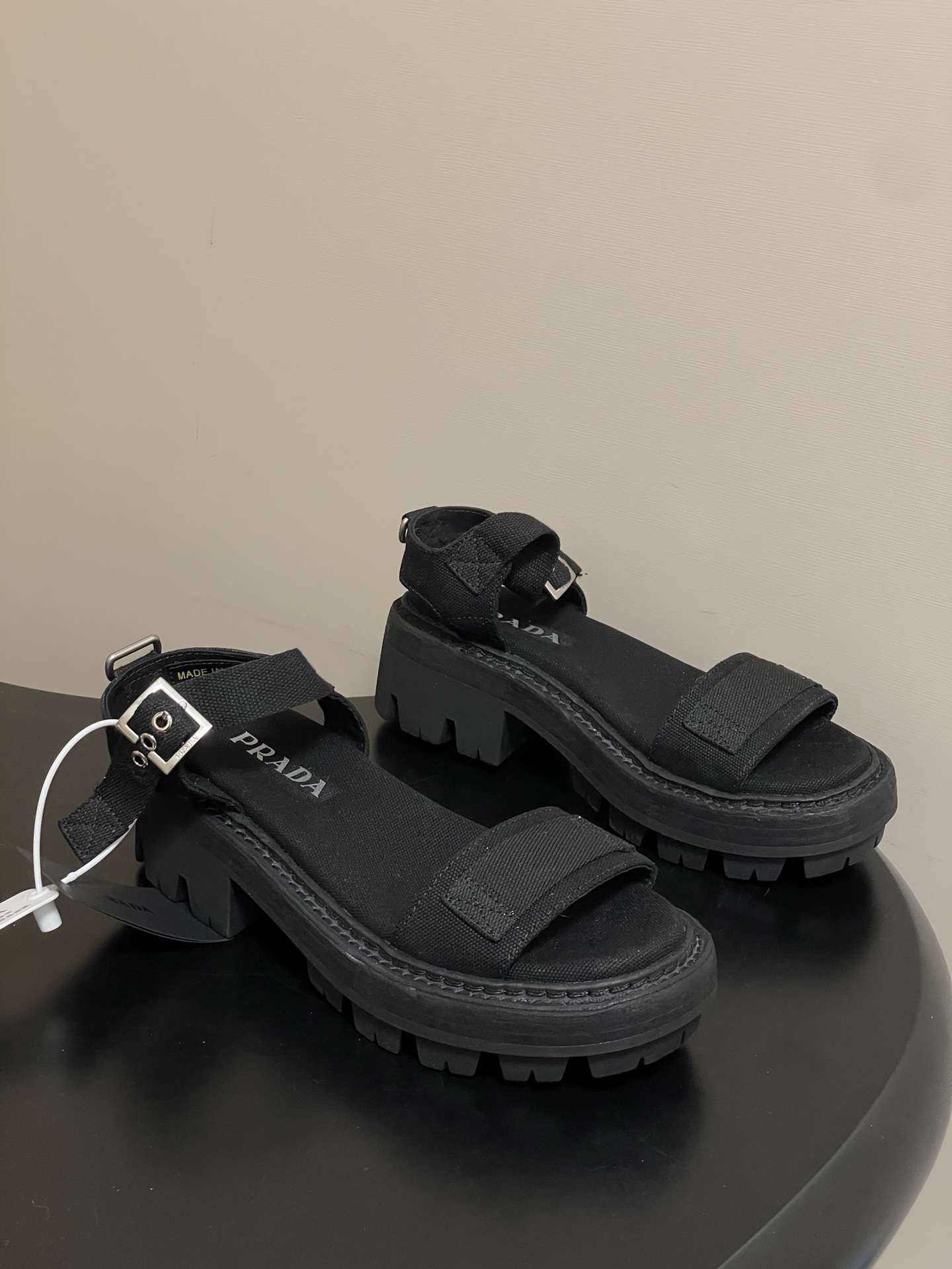 프라다(PRADA) 로마 원스트랩 캔버스 플랫폼 샌들 신발