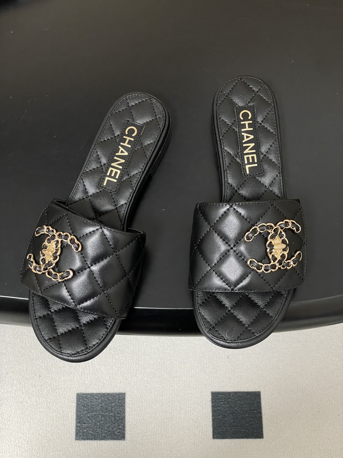 샤넬(CHANEL) 퀼팅 체인 벨크로 샌들 슬리퍼 신발