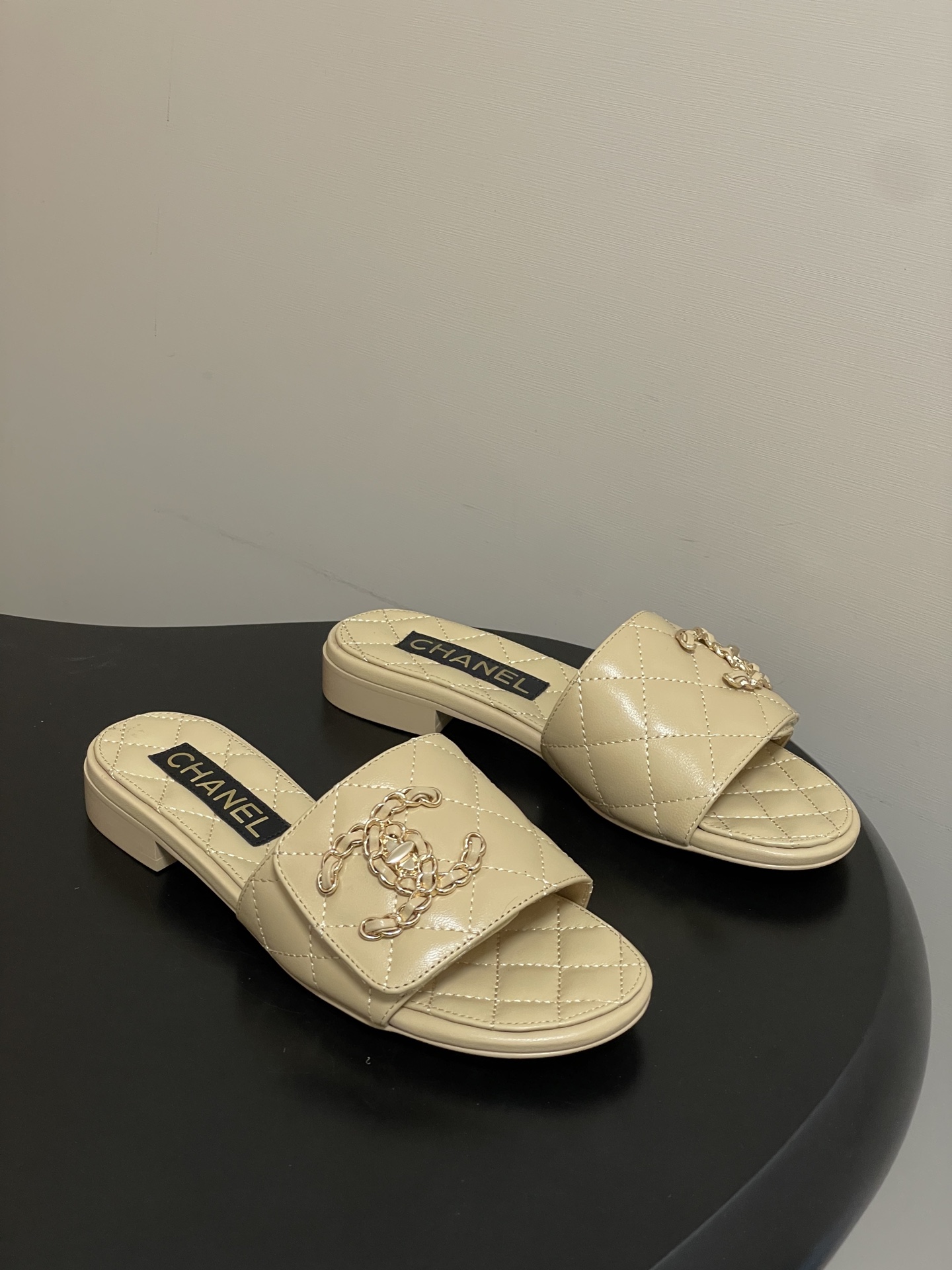 샤넬(CHANEL) 퀼팅 체인 벨크로 샌들 슬리퍼 신발