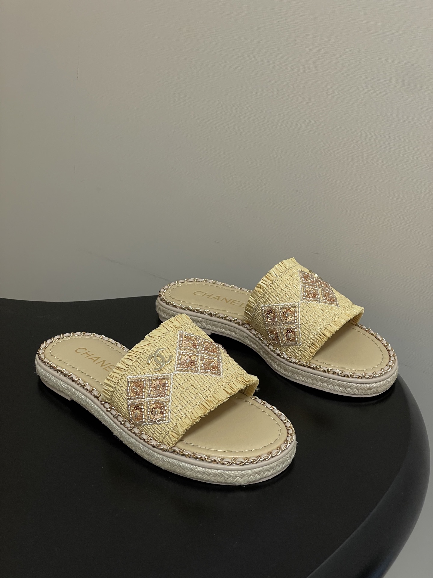 샤넬(CHANEL) 진주 크리스탈 체인 샌들 슬리퍼 신발