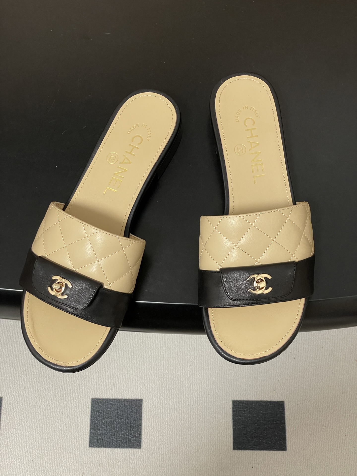 샤넬(Chanel) 퀼팅 더블C 백 클립 플랫 슬리퍼 샌들 신발