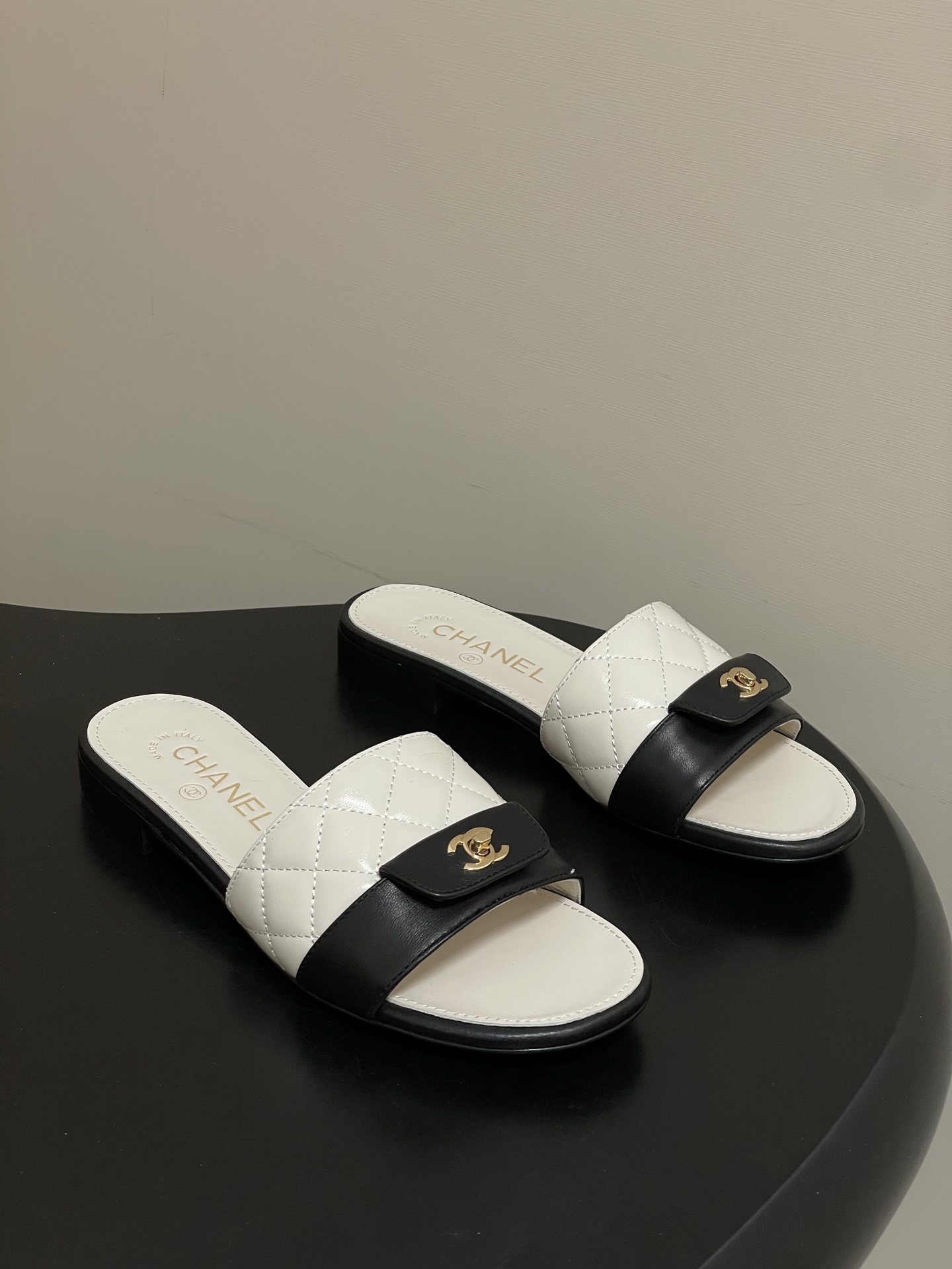 샤넬(Chanel) 퀼팅 더블C 백 클립 플랫 슬리퍼 샌들 신발