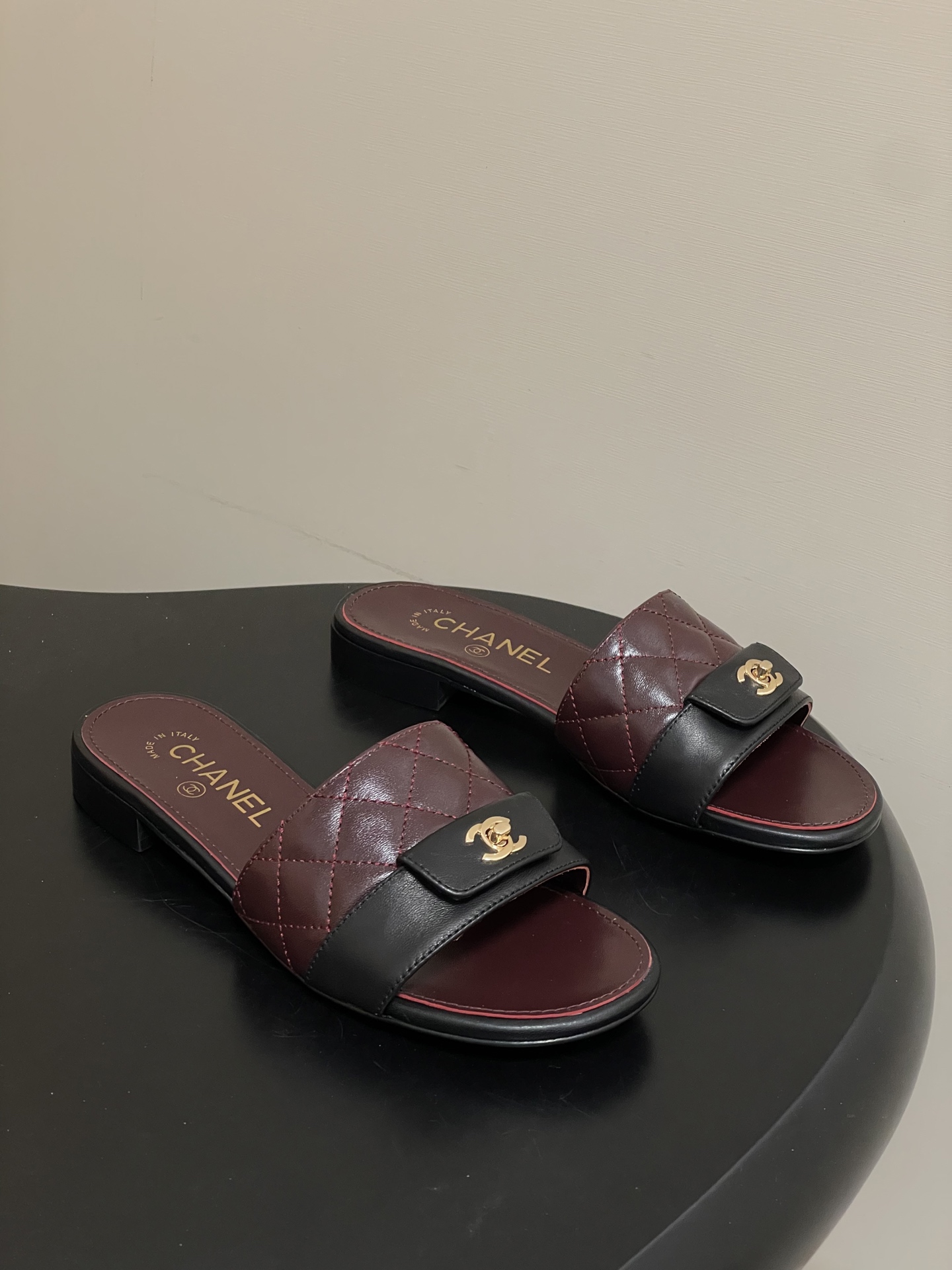 샤넬(Chanel) 퀼팅 더블C 백 클립 플랫 슬리퍼 샌들 신발