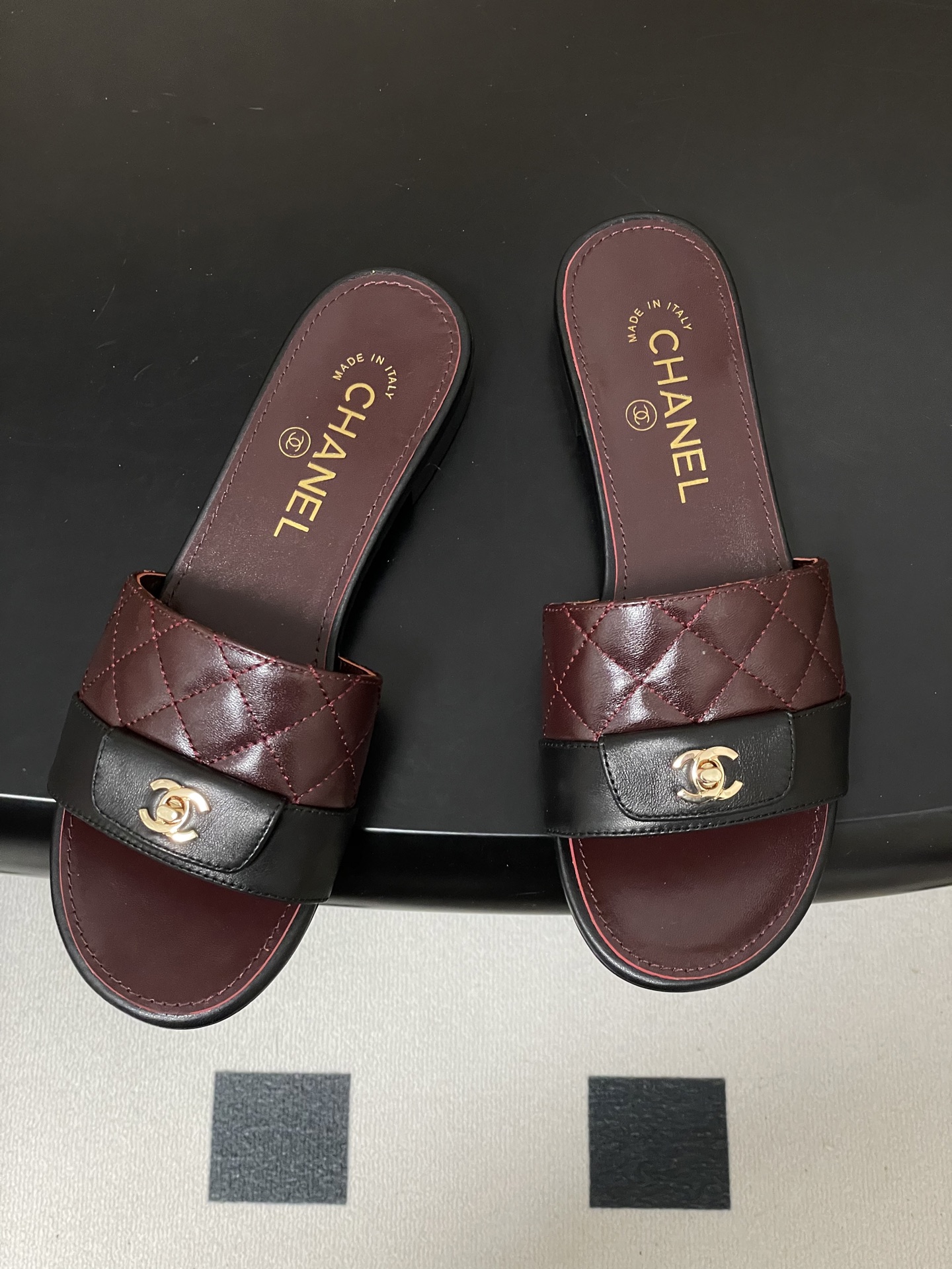 샤넬(Chanel) 퀼팅 더블C 백 클립 플랫 슬리퍼 샌들 신발