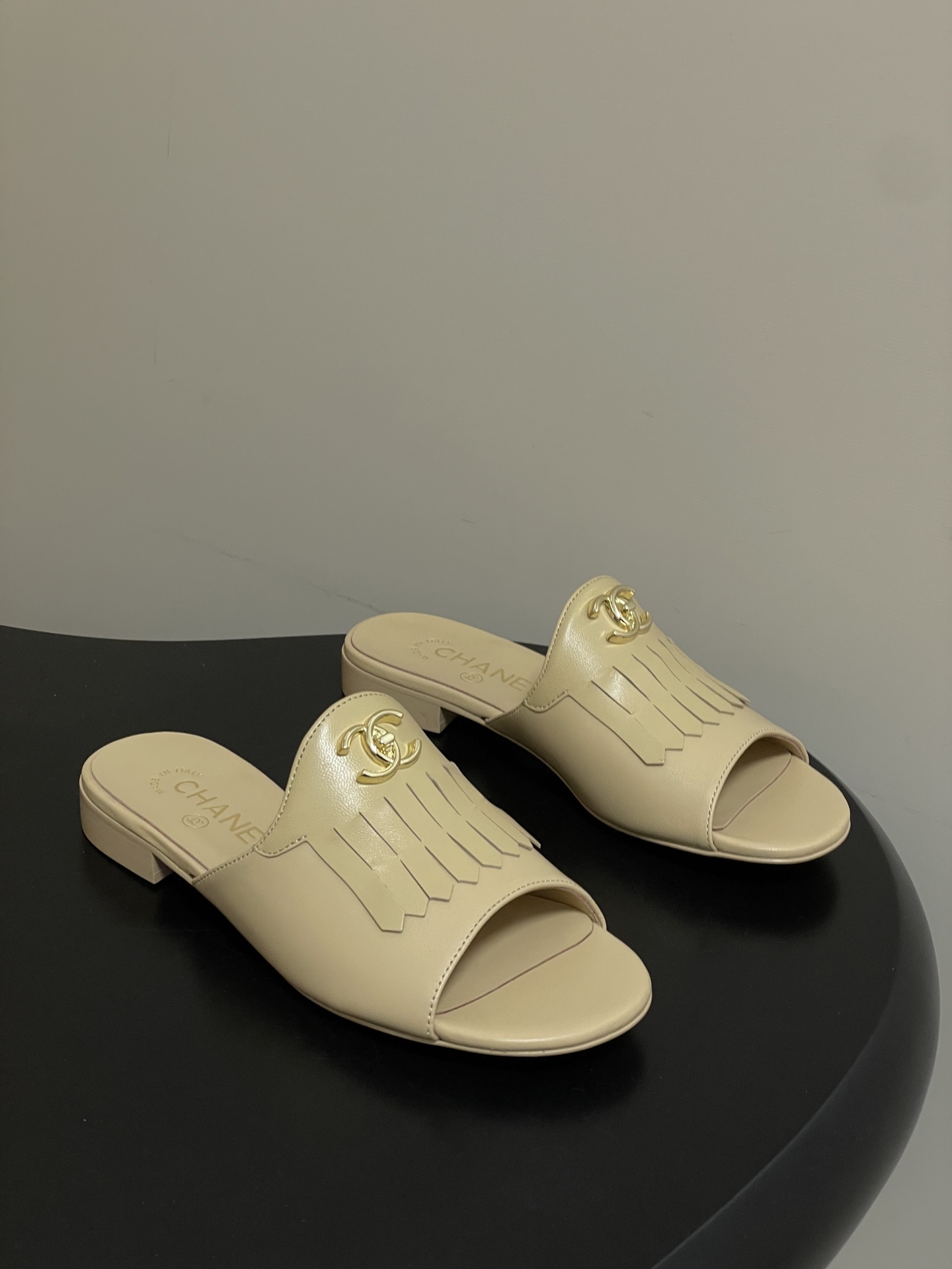 샤넬(Chanel) 퀼팅 더블C 태슬 샌들 슬리퍼 신발 플랫