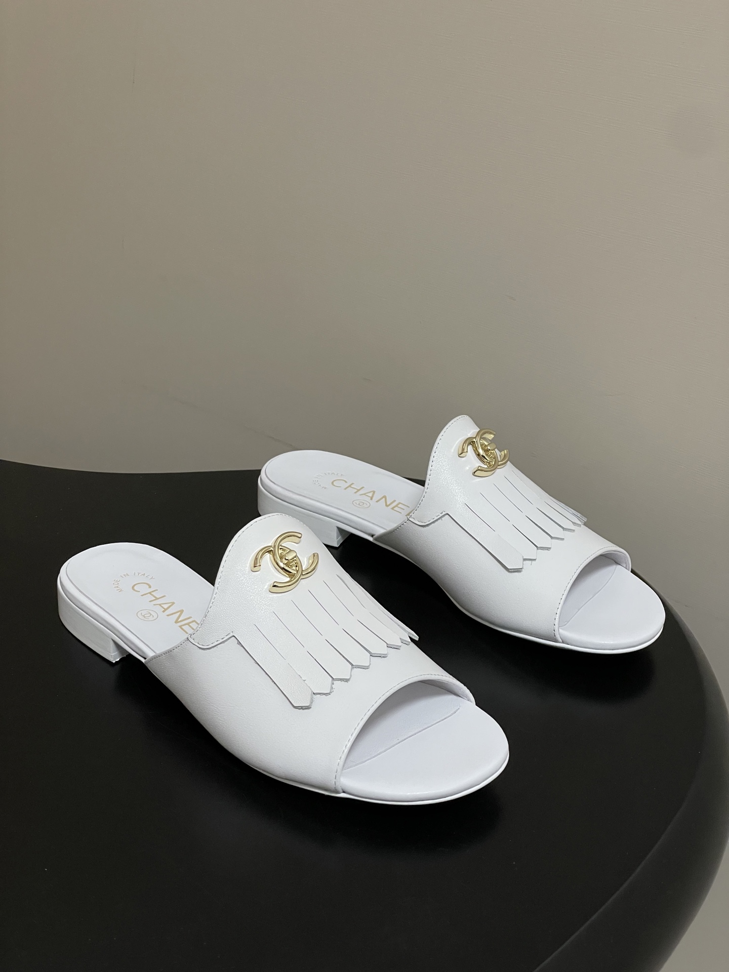 샤넬(Chanel) 퀼팅 더블C 태슬 샌들 슬리퍼 신발 플랫