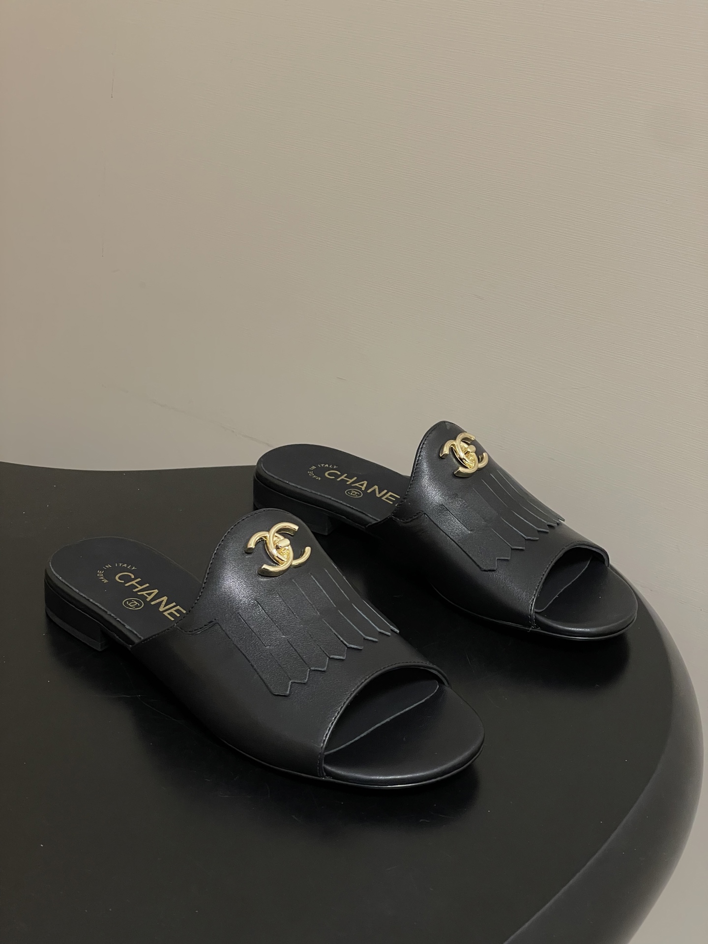 샤넬(Chanel) 퀼팅 더블C 태슬 샌들 슬리퍼 신발 플랫