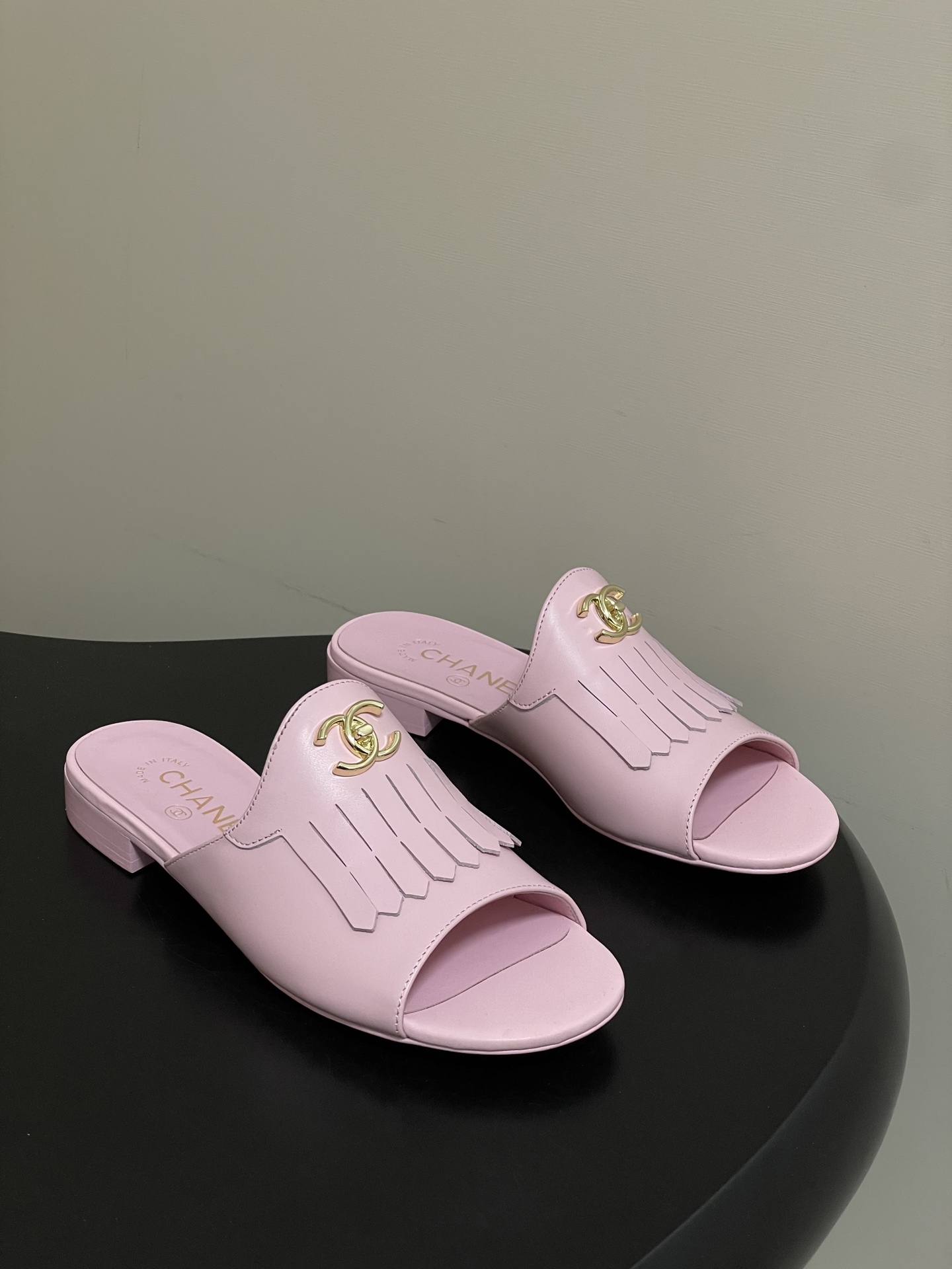 샤넬(Chanel) 퀼팅 더블C 태슬 샌들 슬리퍼 신발 플랫