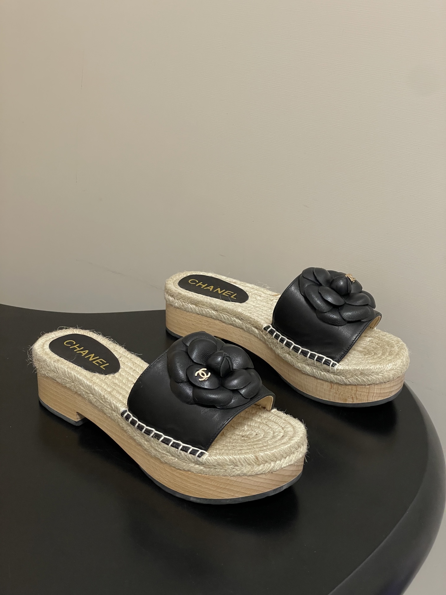 샤넬(Chanel) 카멜리아 퀼팅 우드 플랫폼 슬리퍼 샌들 신발
