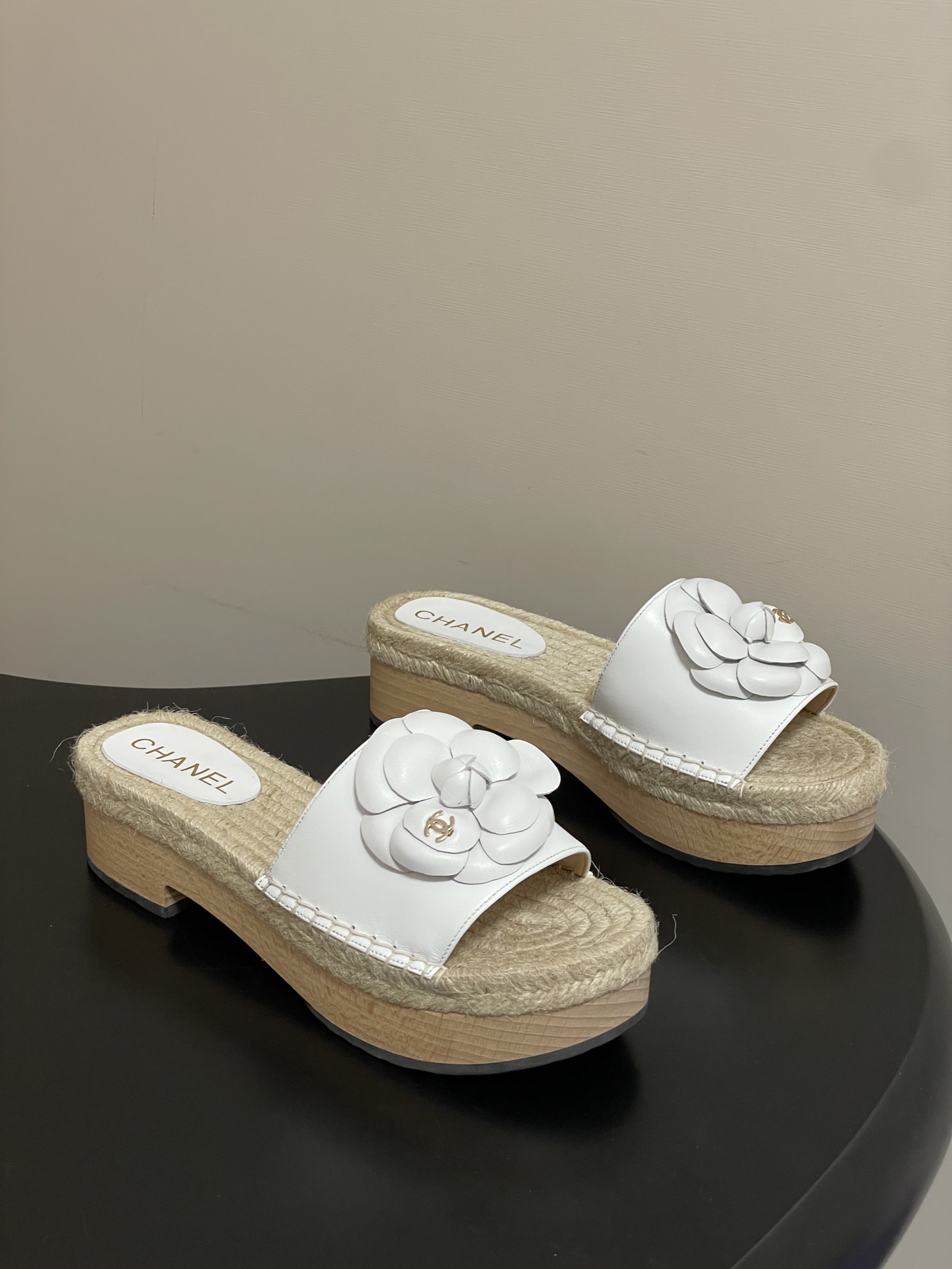 샤넬(Chanel) 카멜리아 퀼팅 우드 플랫폼 슬리퍼 샌들 신발