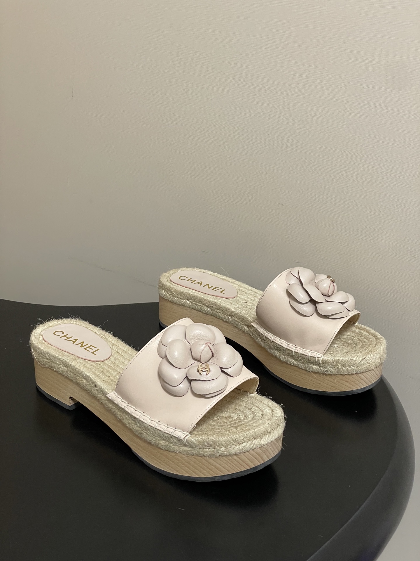 샤넬(Chanel) 카멜리아 퀼팅 우드 플랫폼 슬리퍼 샌들 신발