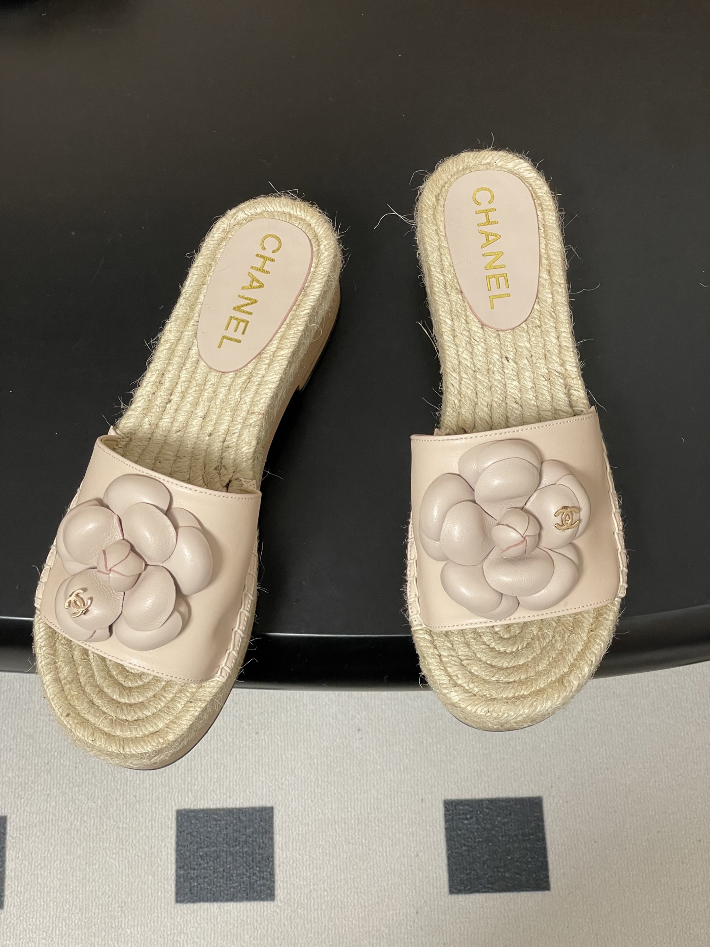 샤넬(Chanel) 카멜리아 퀼팅 우드 플랫폼 슬리퍼 샌들 신발