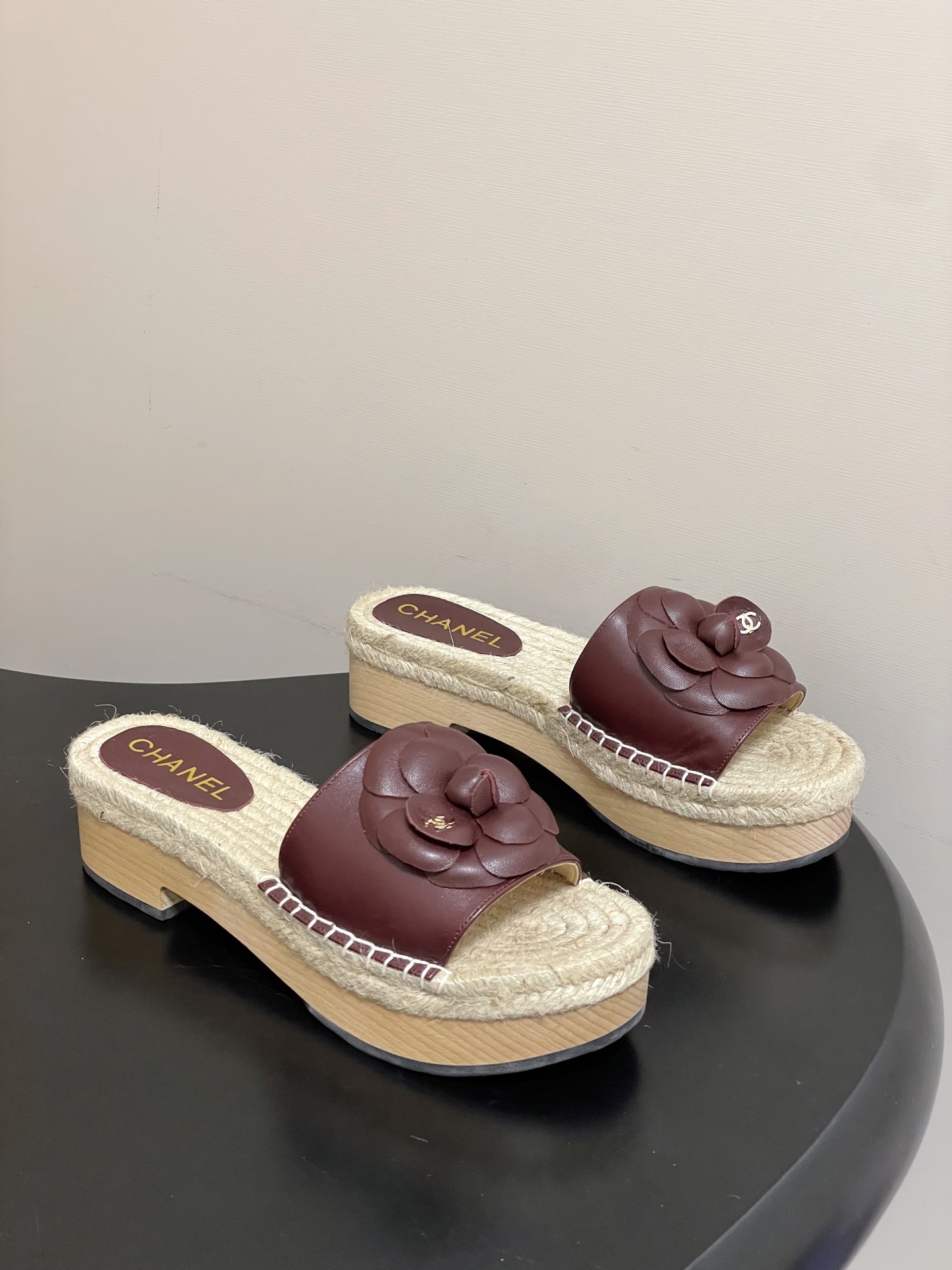 샤넬(Chanel) 카멜리아 퀼팅 우드 플랫폼 슬리퍼 샌들 신발