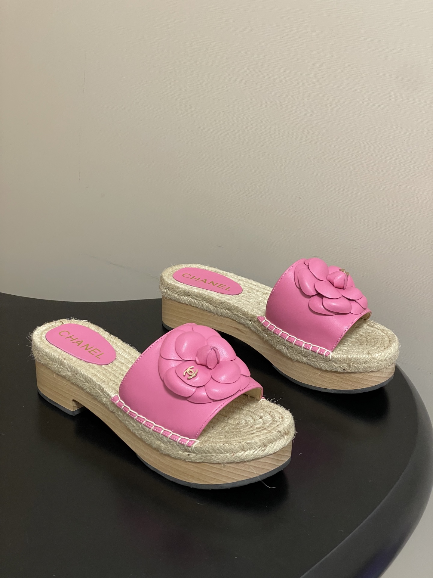 샤넬(Chanel) 카멜리아 퀼팅 우드 플랫폼 슬리퍼 샌들 신발