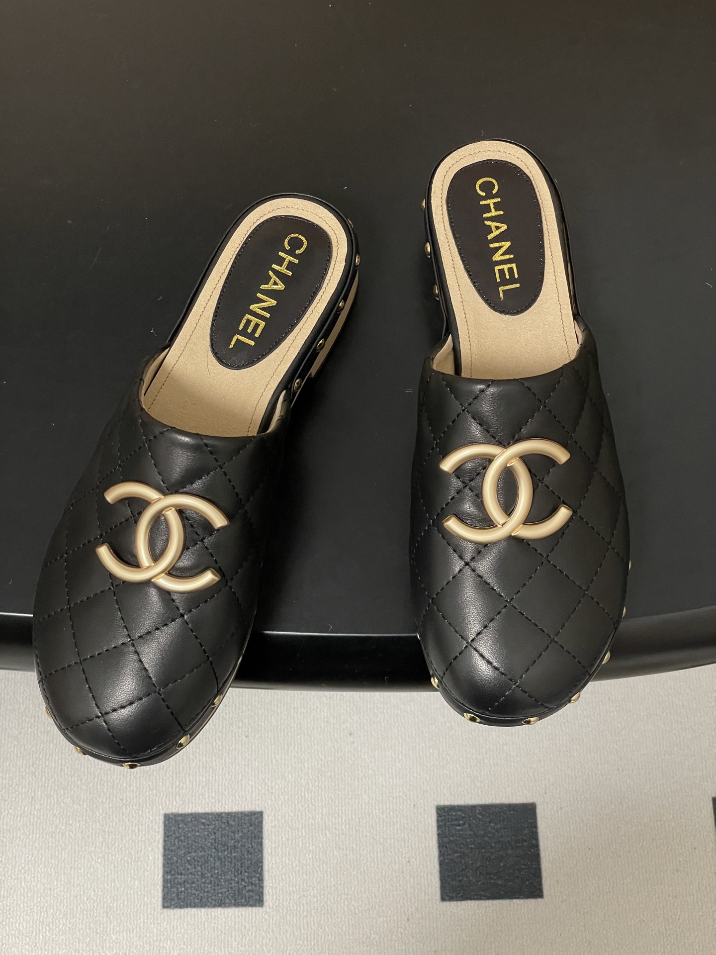 샤넬(Chanel) 26A 클래식 퀼팅 체인 로고 우드 뮬 슬리퍼 샌들 신발