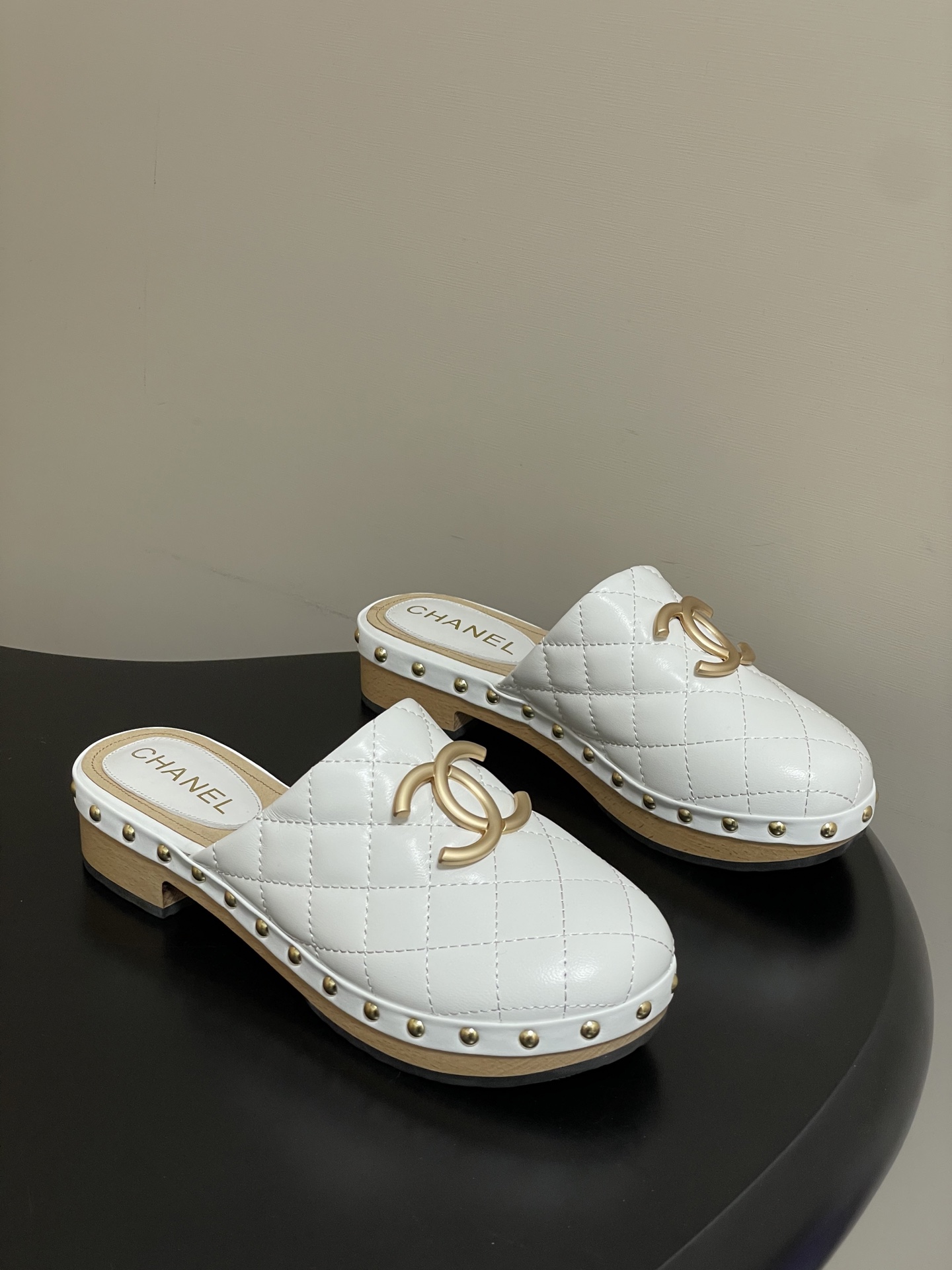 샤넬(Chanel) 26A 클래식 퀼팅 체인 로고 우드 뮬 슬리퍼 샌들 신발