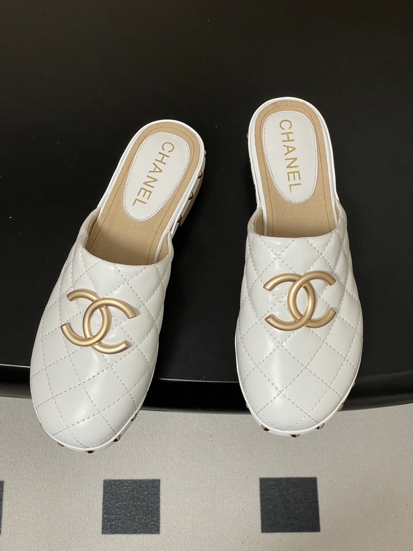 샤넬(Chanel) 26A 클래식 퀼팅 체인 로고 우드 뮬 슬리퍼 샌들 신발