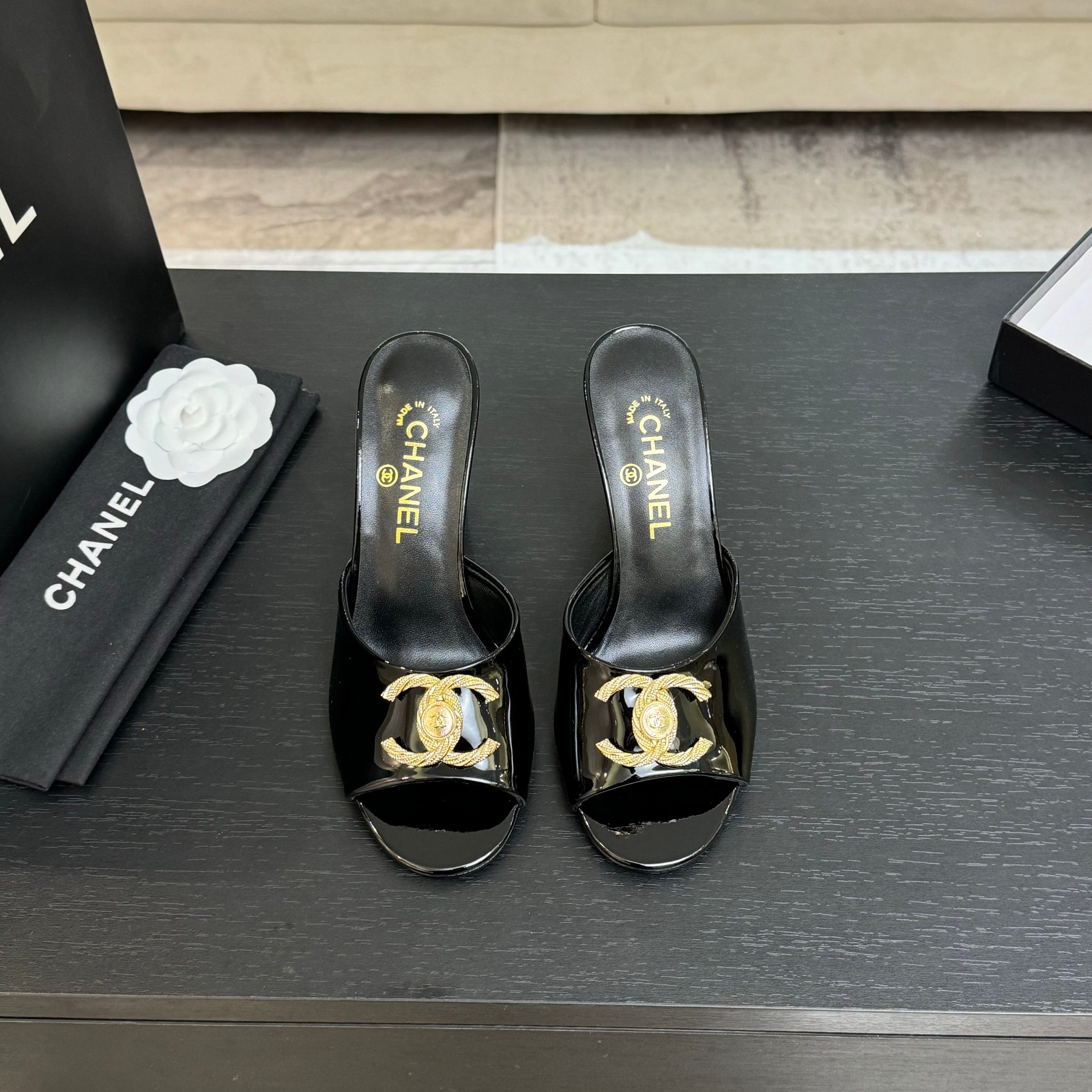 샤넬(Chanel)  클래식 더블C 에나멜 힐 샌들 슬리퍼 신발