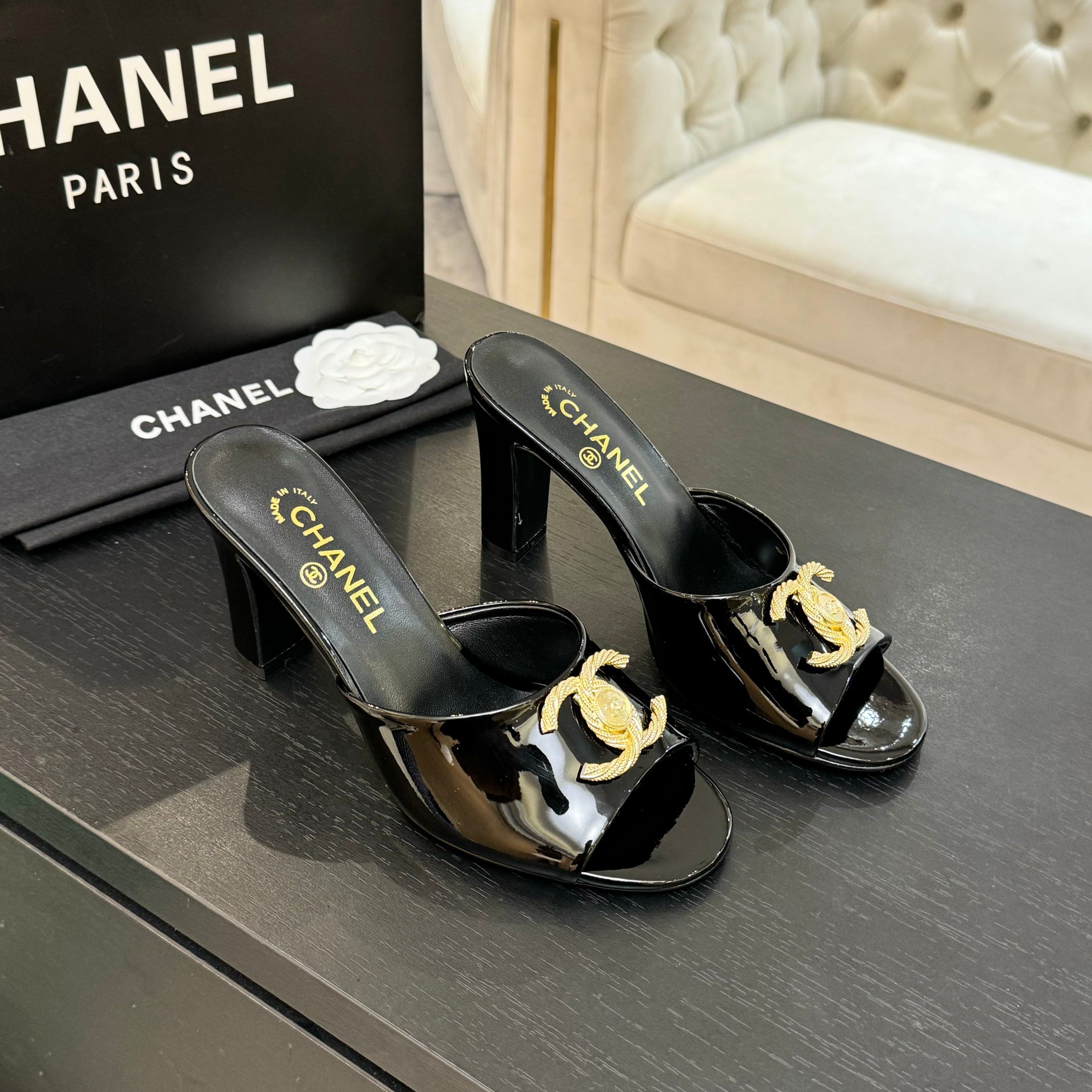 샤넬(Chanel)  클래식 더블C 에나멜 힐 샌들 슬리퍼 신발