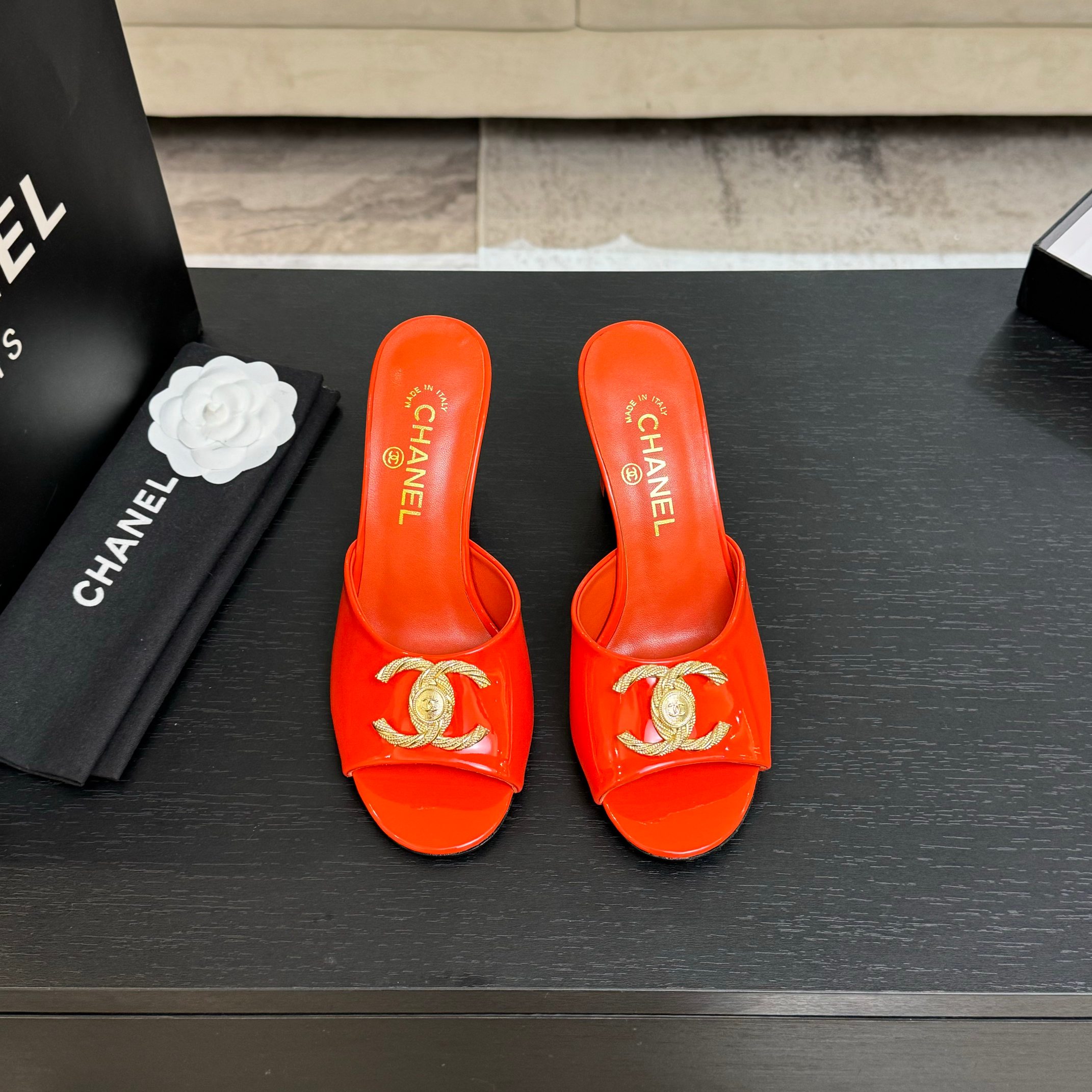 샤넬(Chanel)  클래식 더블C 에나멜 힐 샌들 슬리퍼 신발