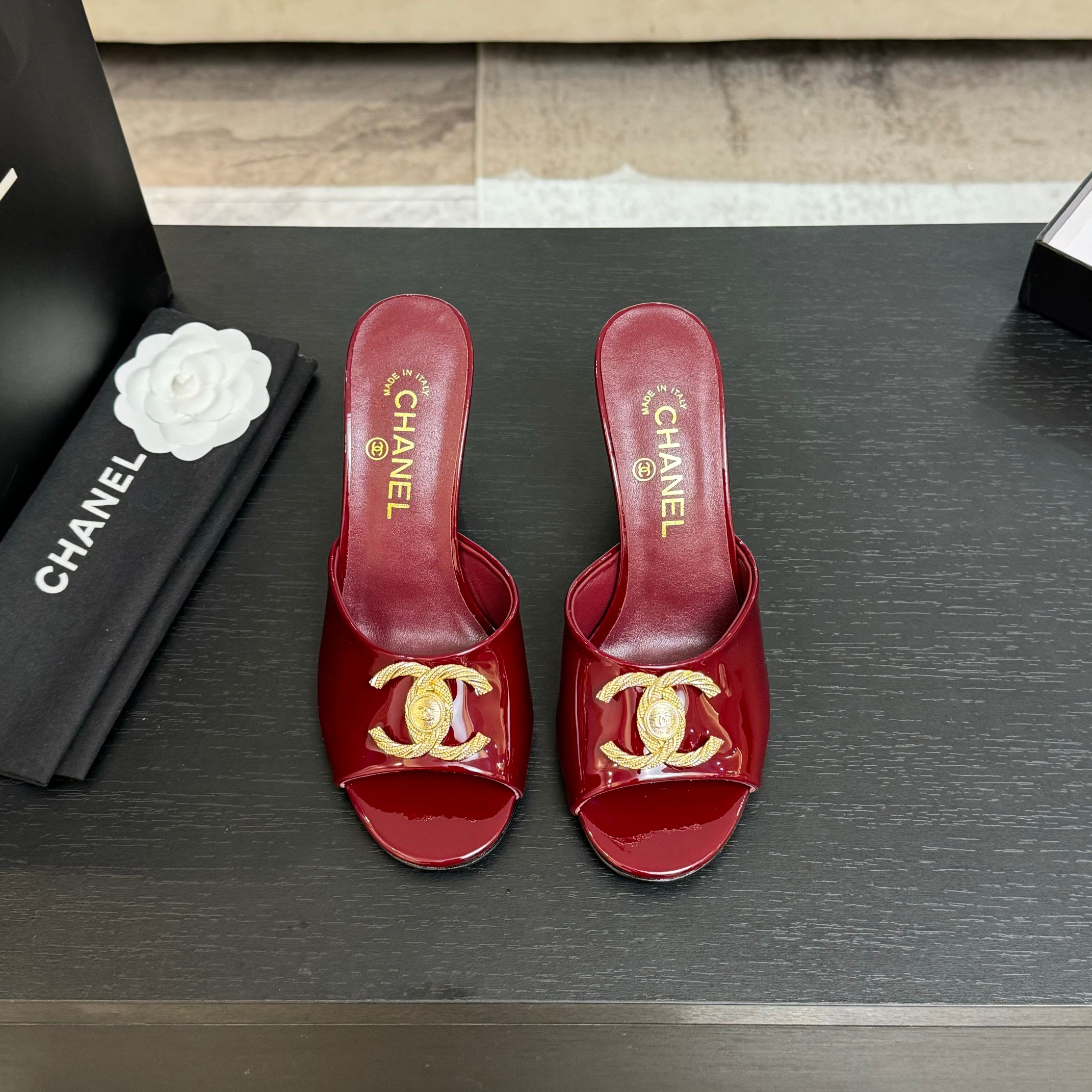 샤넬(Chanel)  클래식 더블C 에나멜 힐 샌들 슬리퍼 신발