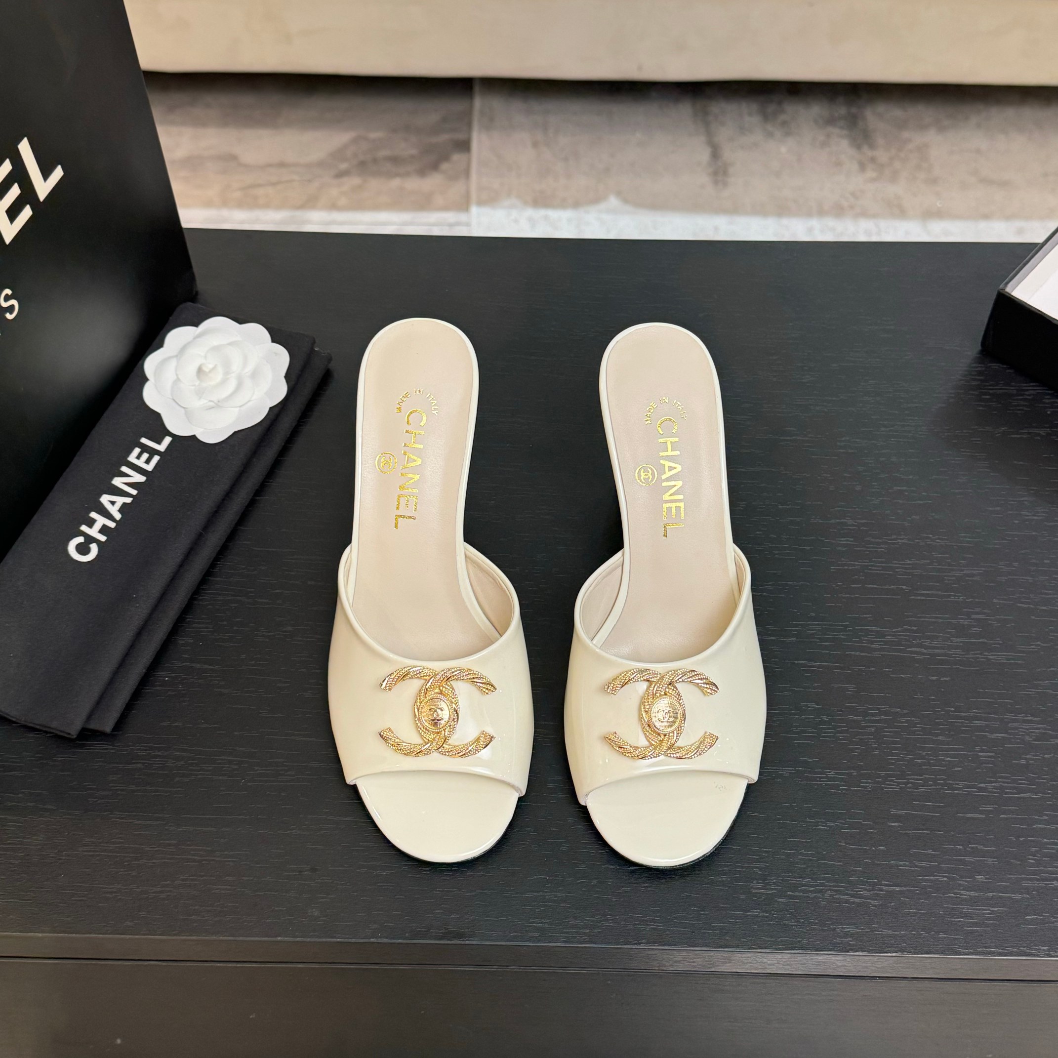 샤넬(Chanel)  클래식 더블C 에나멜 힐 샌들 슬리퍼 신발