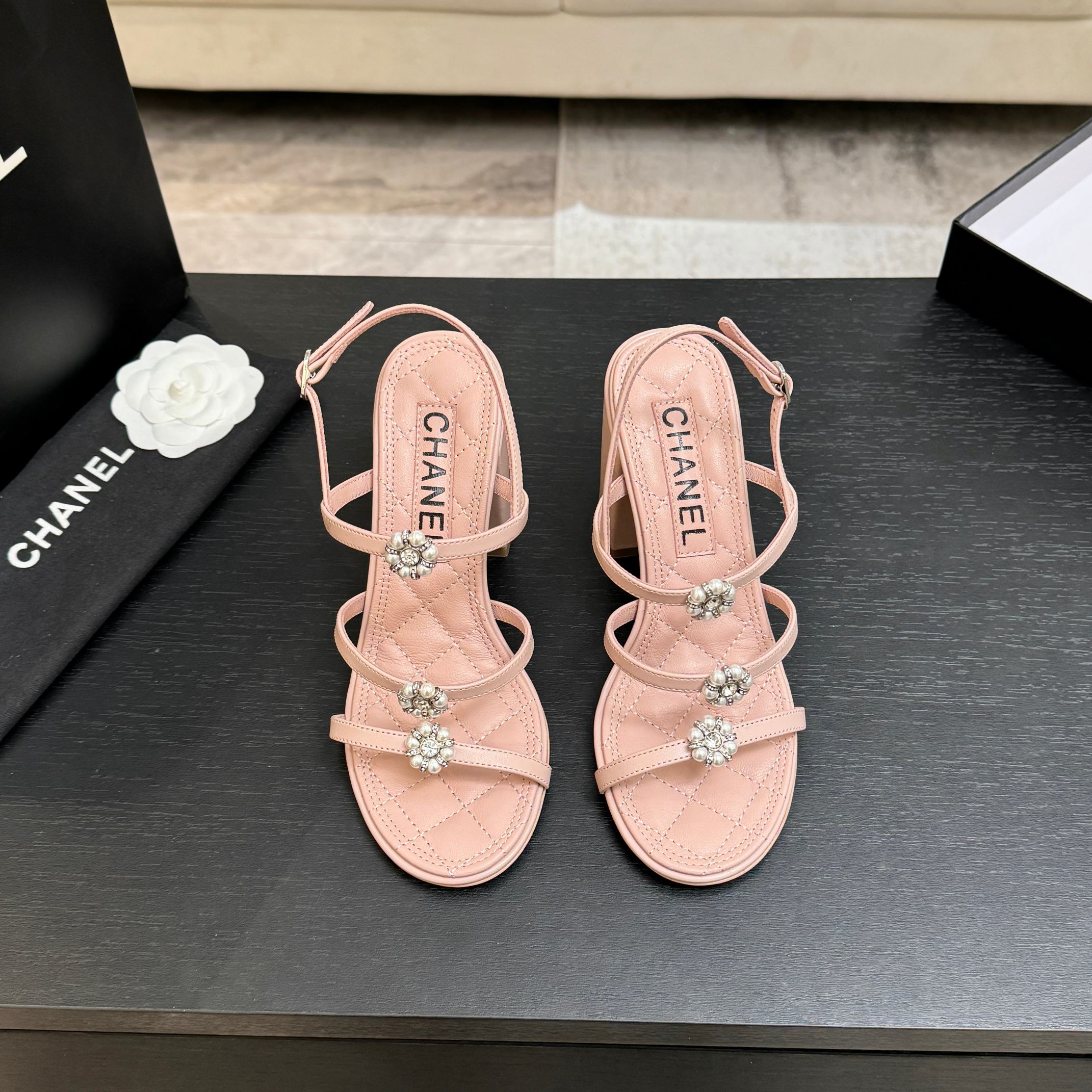 샤넬(Chanel) 클래식 카멜리아 진주 스트랩 굽 샌들 신발