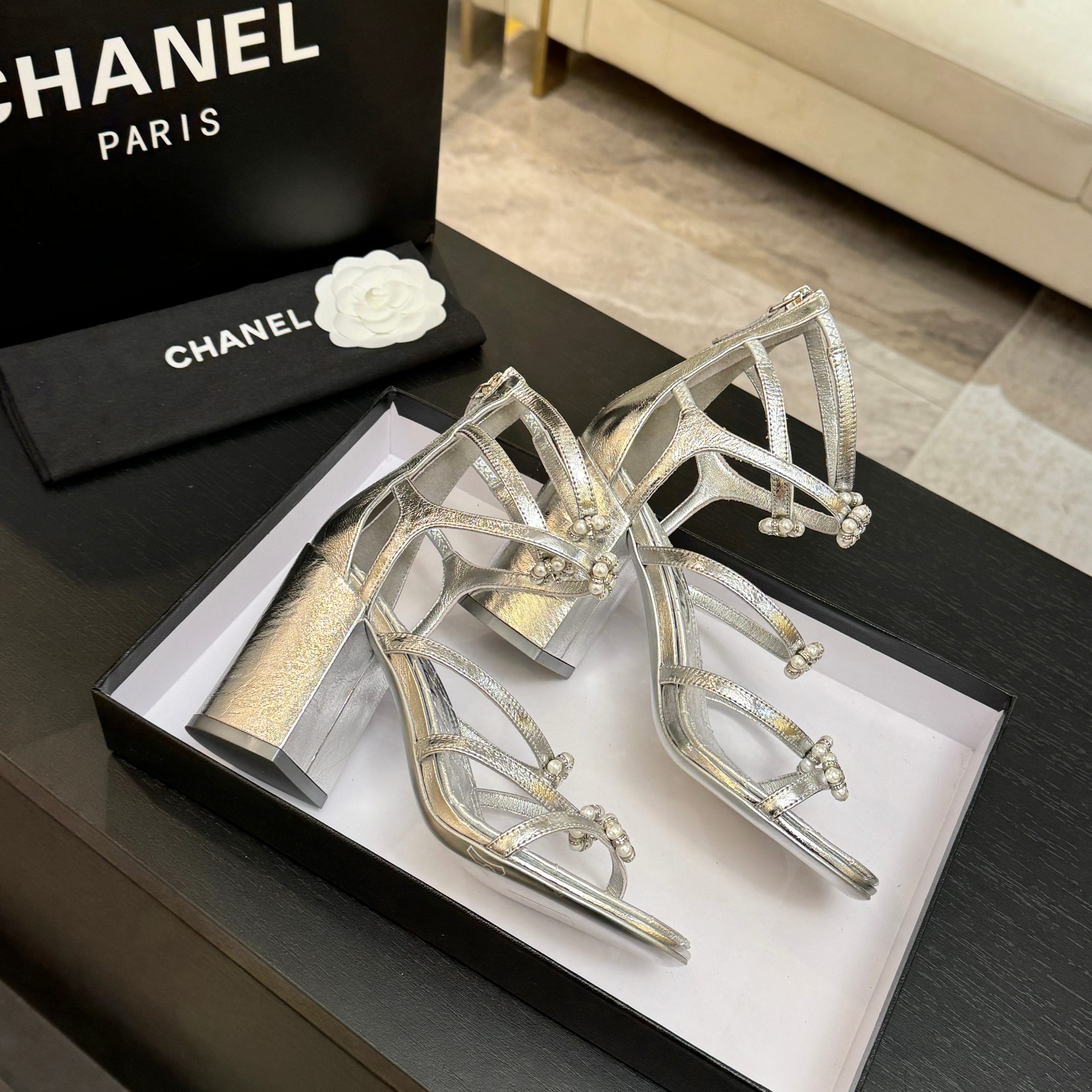 샤넬(Chanel) 클래식 카멜리아 진주 스트랩 굽 샌들 신발