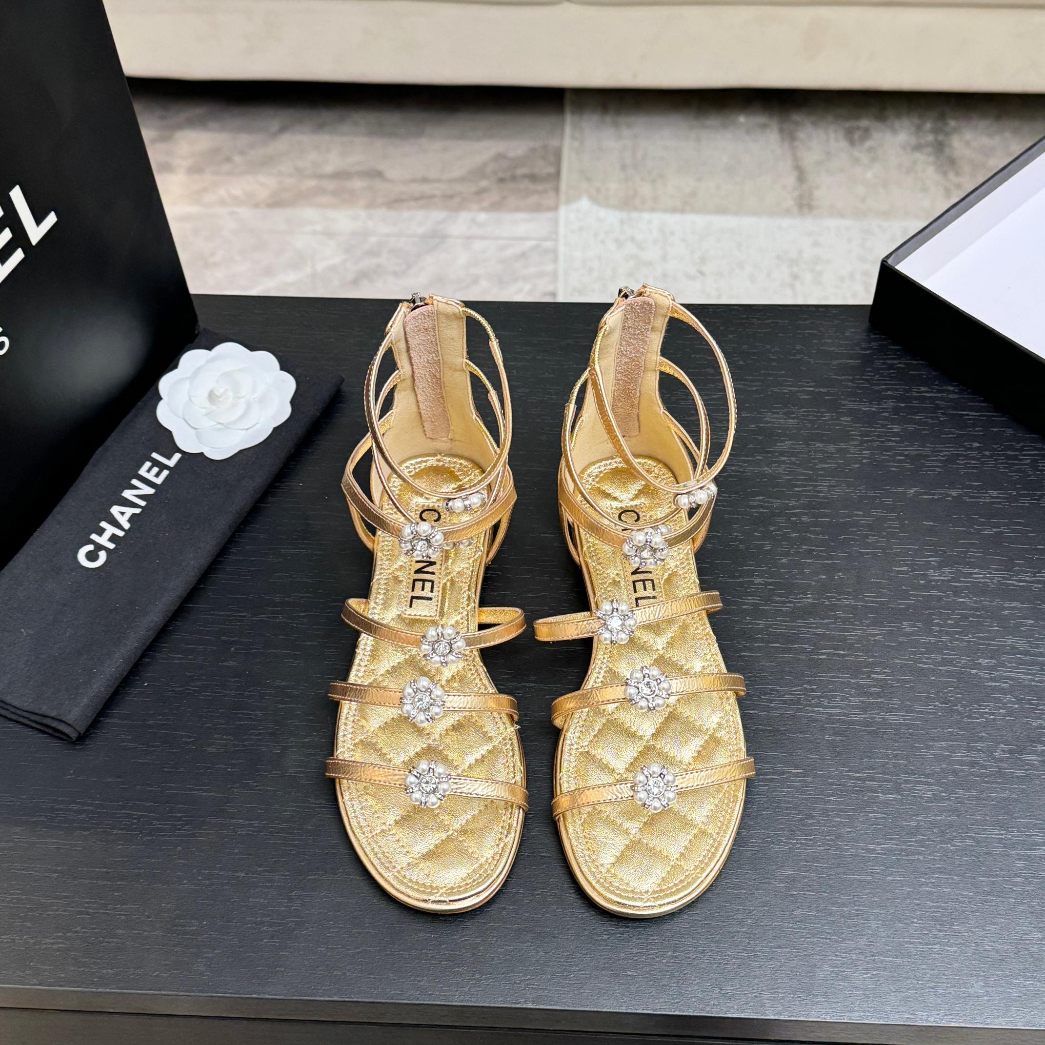 샤넬(Chanel) 클래식 카멜리아 진주 스트랩 평저 샌들 신발