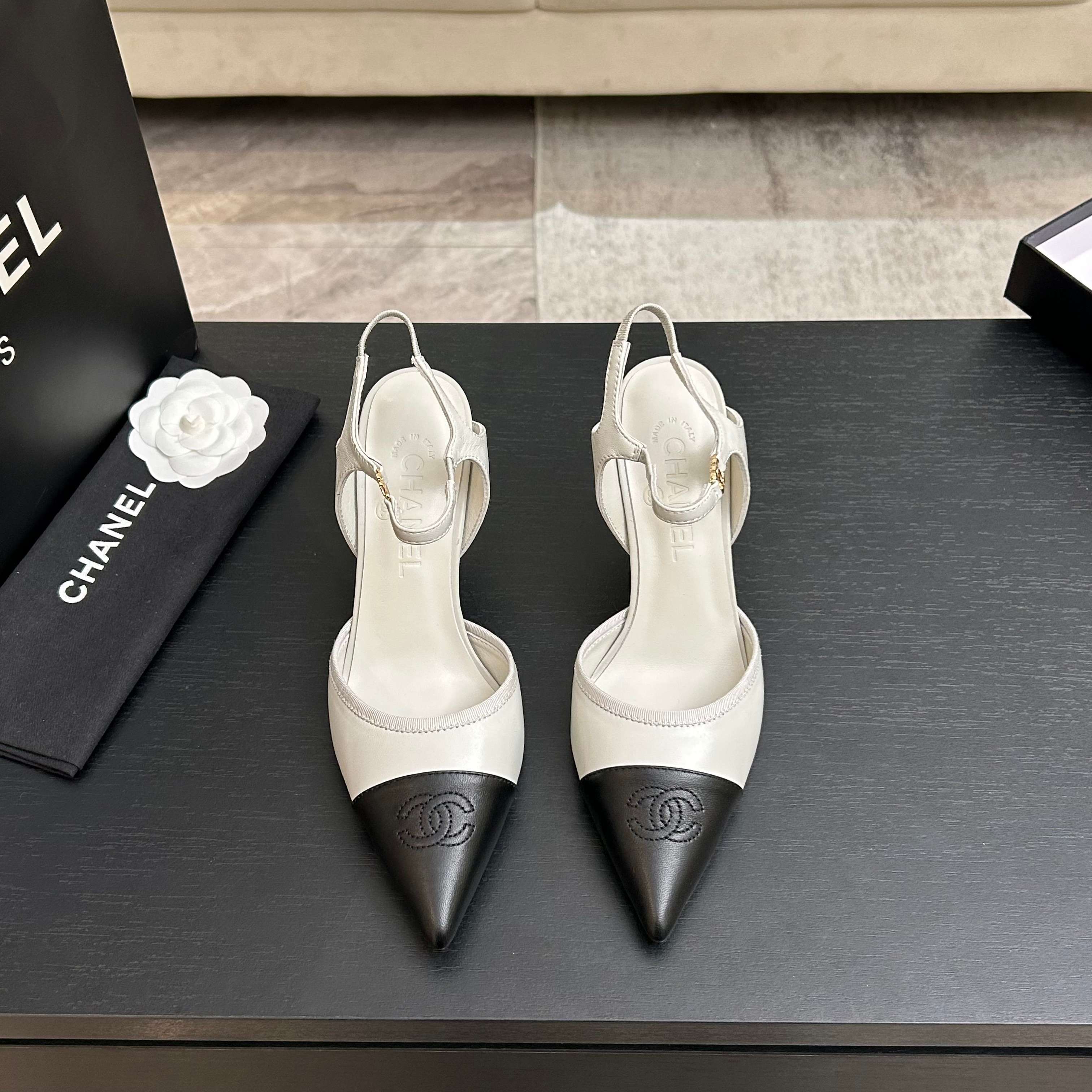 샤넬(Chanel) 26 신상 클래식 배색 스틸레토 힐 구두 샌들 신발