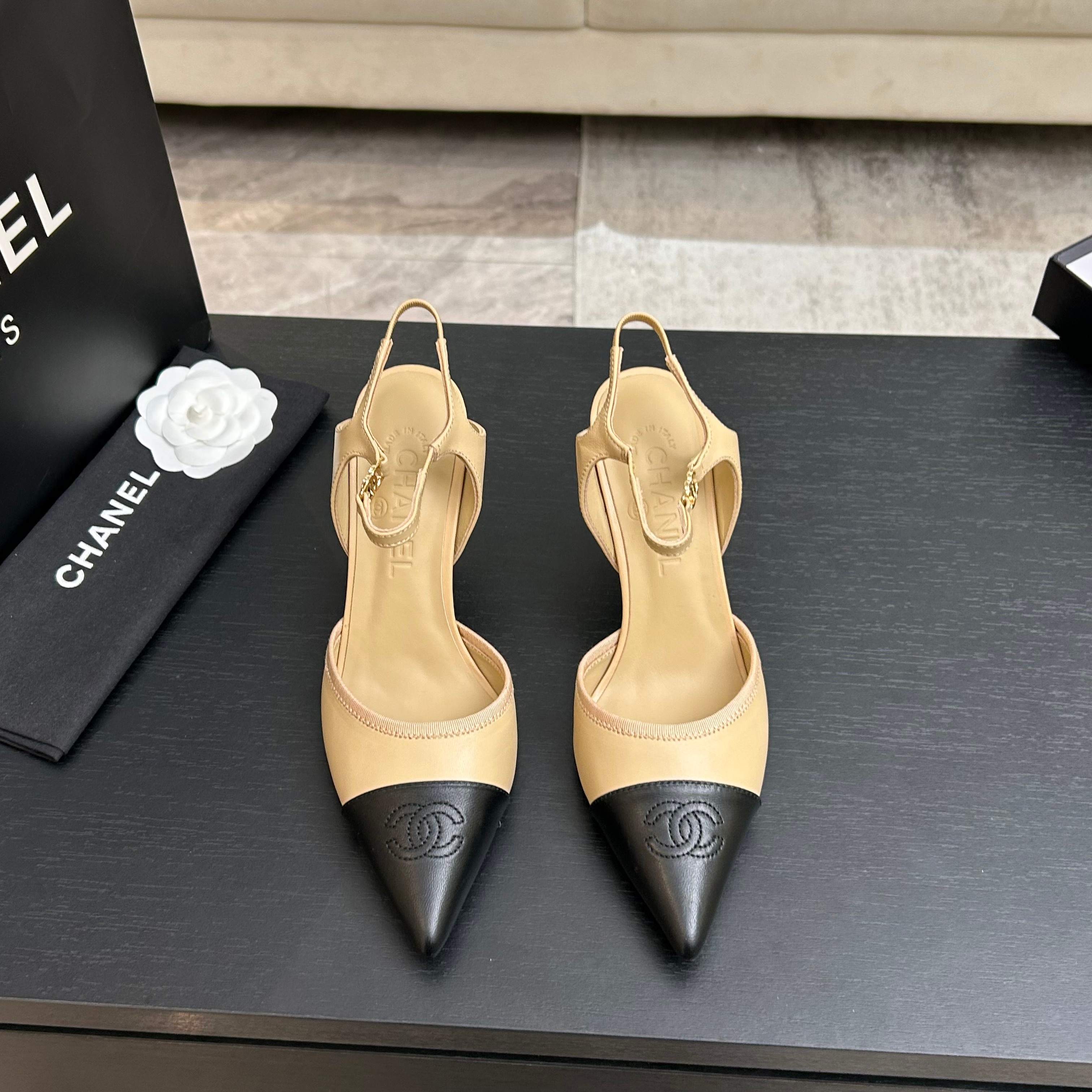 샤넬(Chanel) 26 신상 클래식 배색 스틸레토 힐 구두 샌들 신발