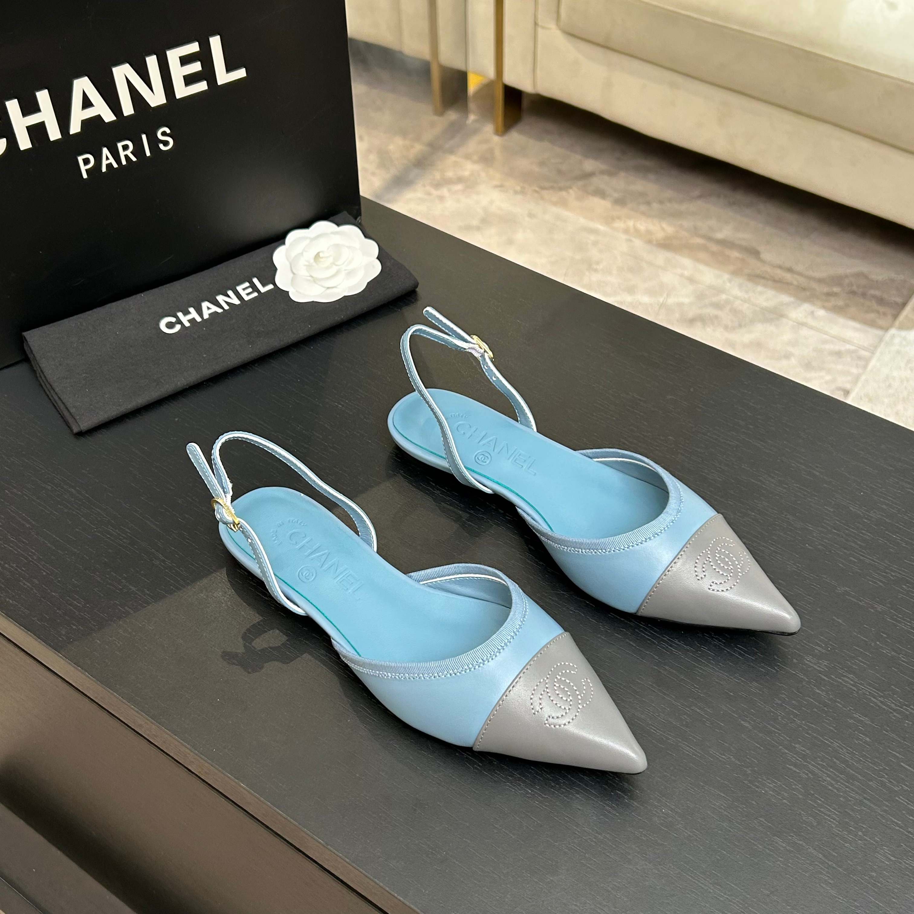 Chanel 샤넬 클래식 배색 포인트 토 플랫 슈즈 신발