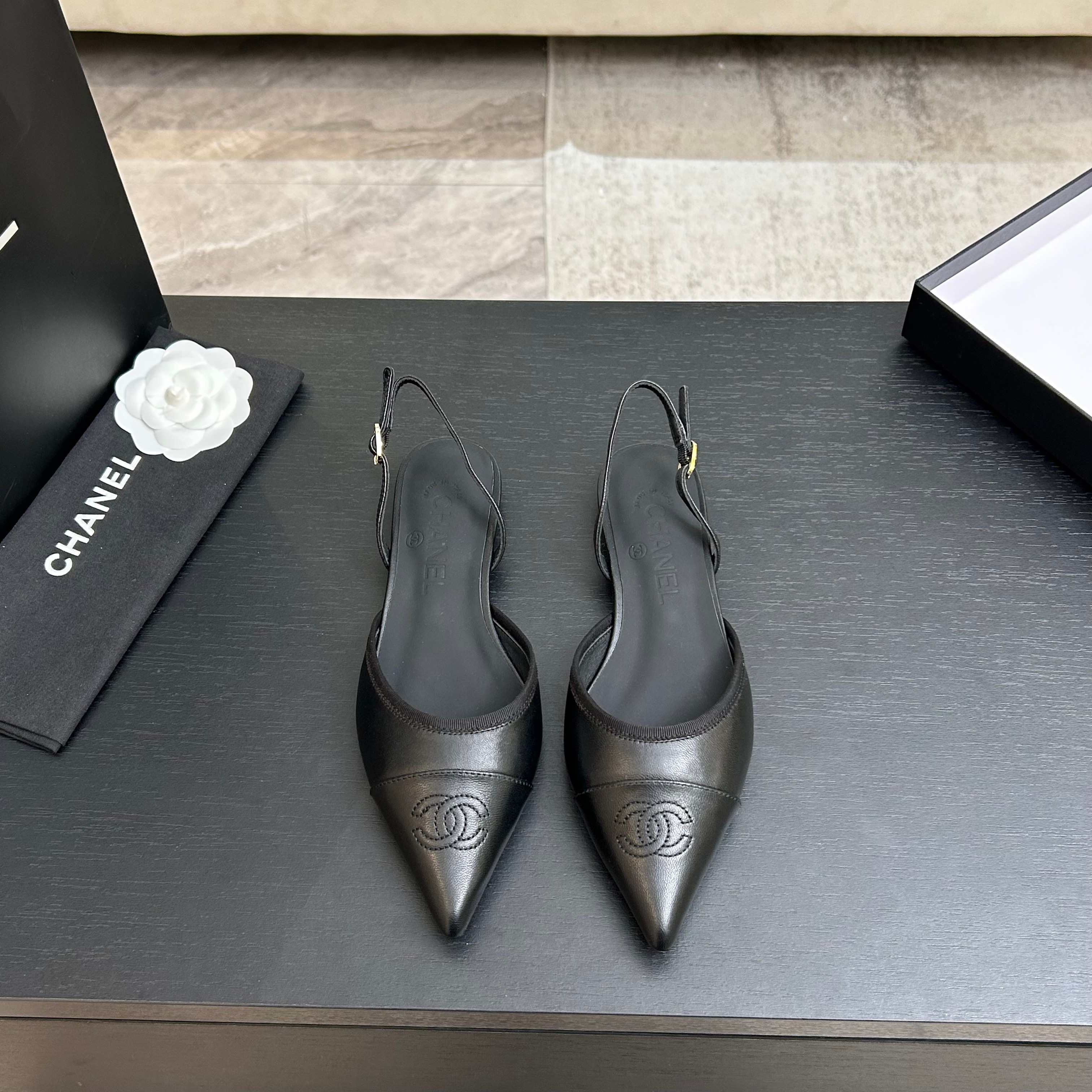 Chanel 샤넬 클래식 배색 포인트 토 플랫 슈즈 신발