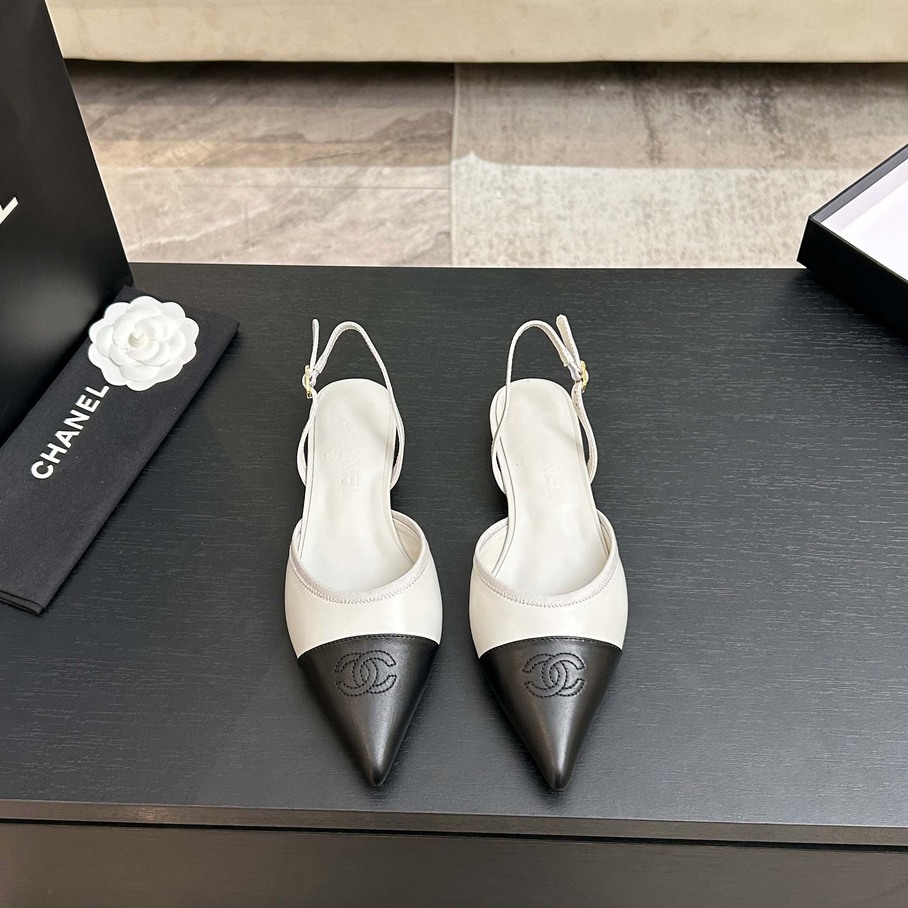 Chanel 샤넬 클래식 배색 포인트 토 플랫 슈즈 신발