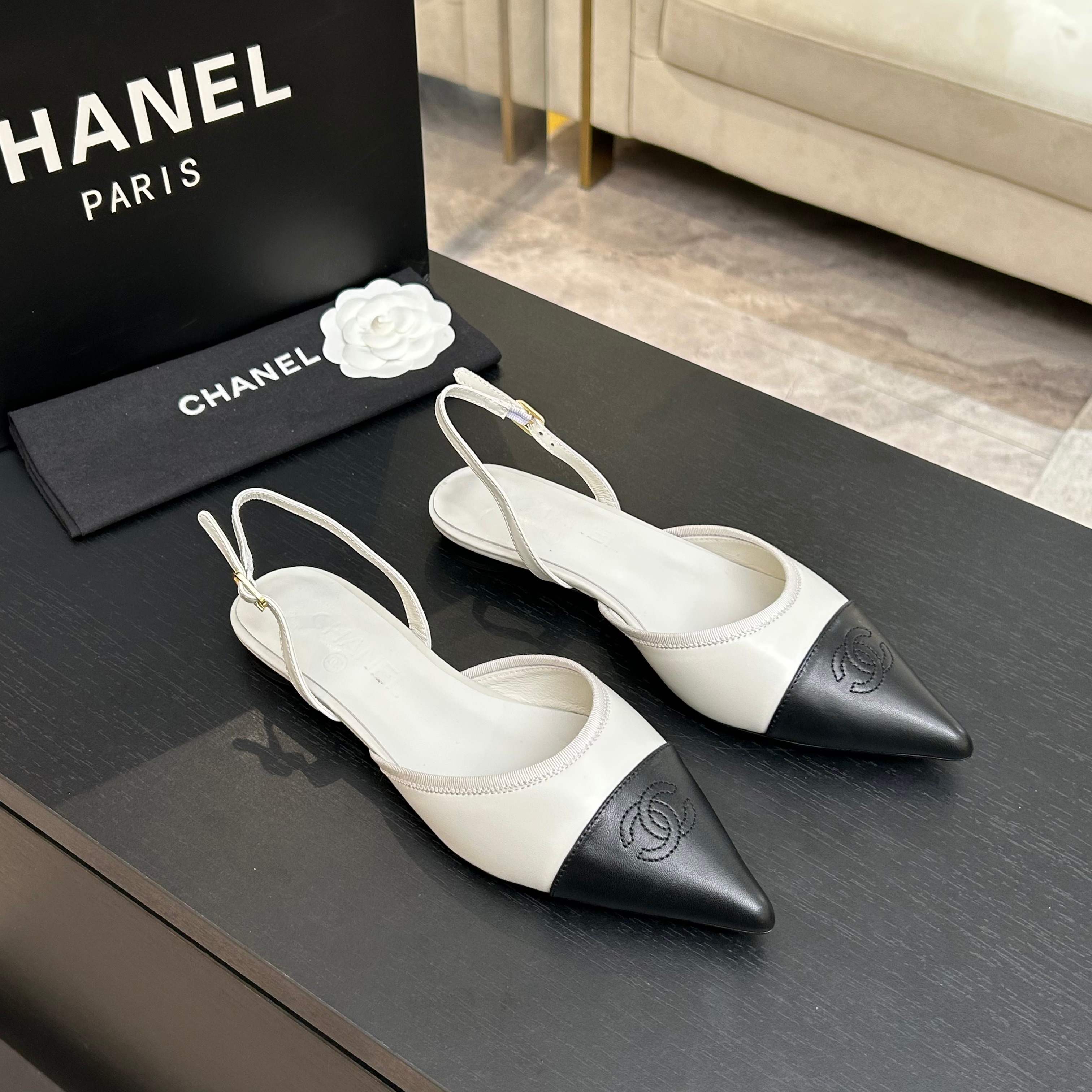 Chanel 샤넬 클래식 배색 포인트 토 플랫 슈즈 신발