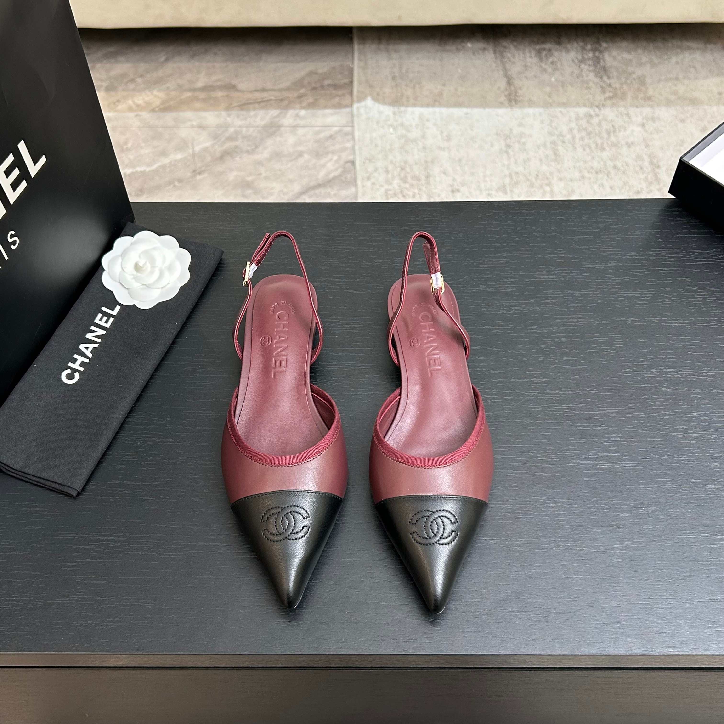 Chanel 샤넬 클래식 배색 포인트 토 플랫 슈즈 신발