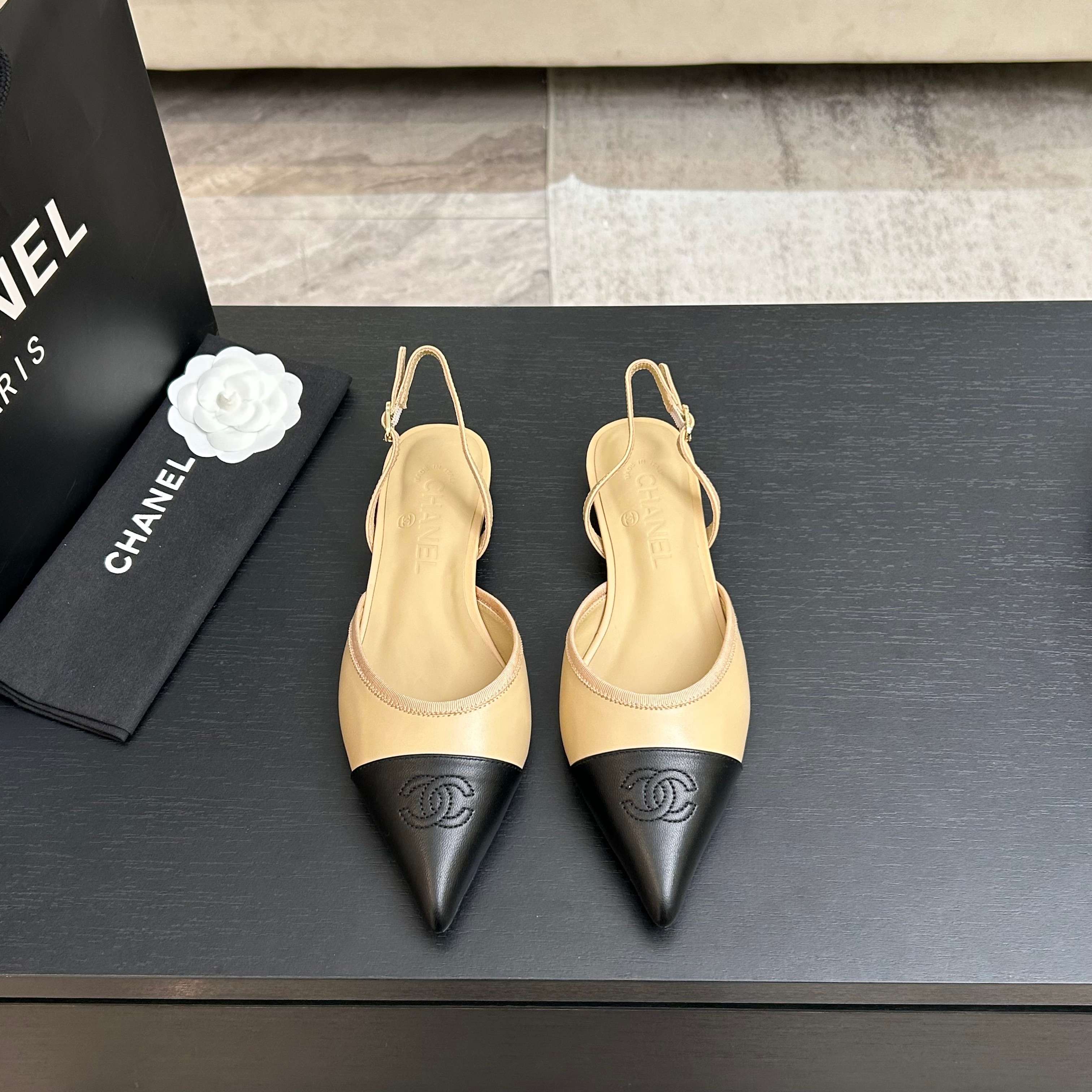 Chanel 샤넬 클래식 배색 포인트 토 플랫 슈즈 신발