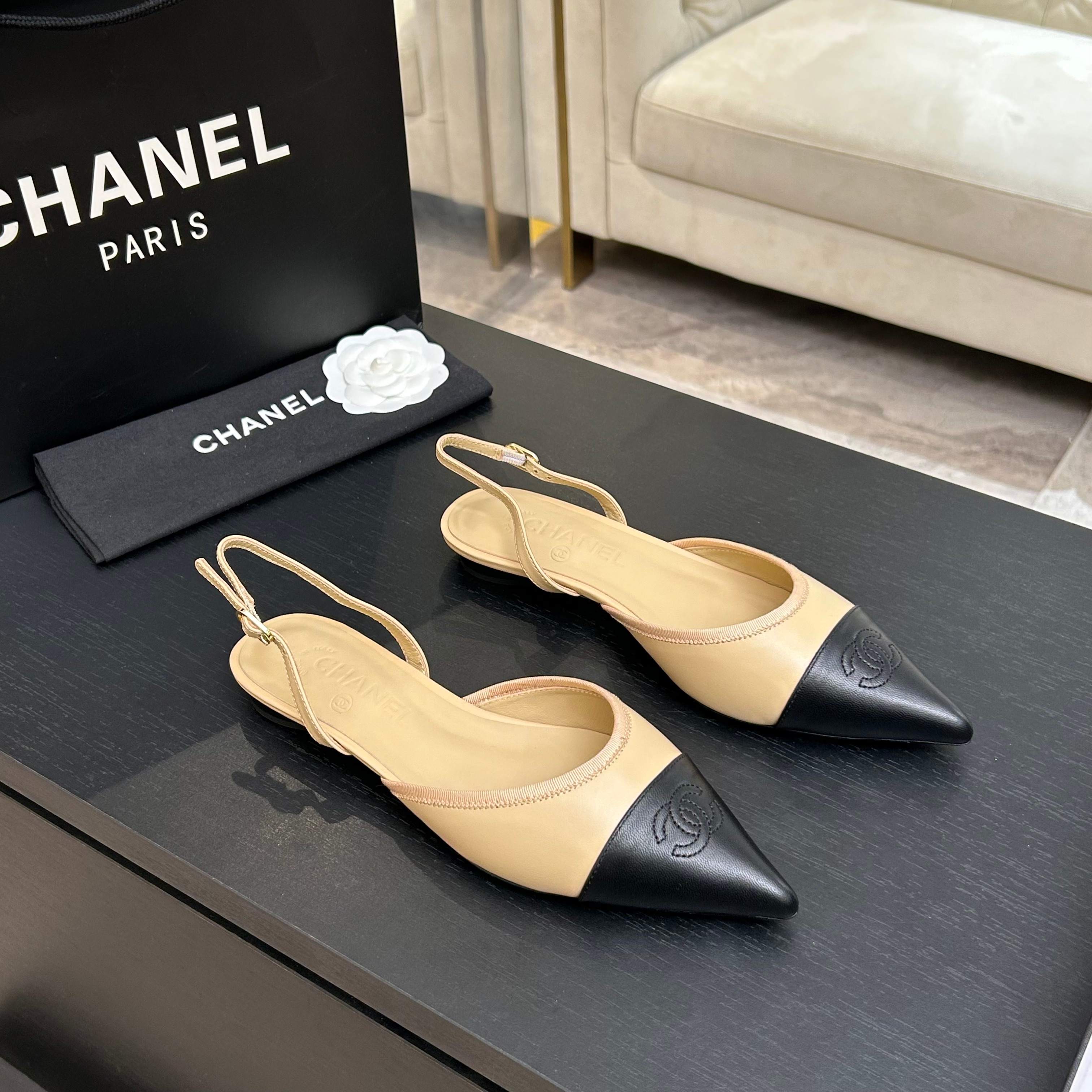 Chanel 샤넬 클래식 배색 포인트 토 플랫 슈즈 신발