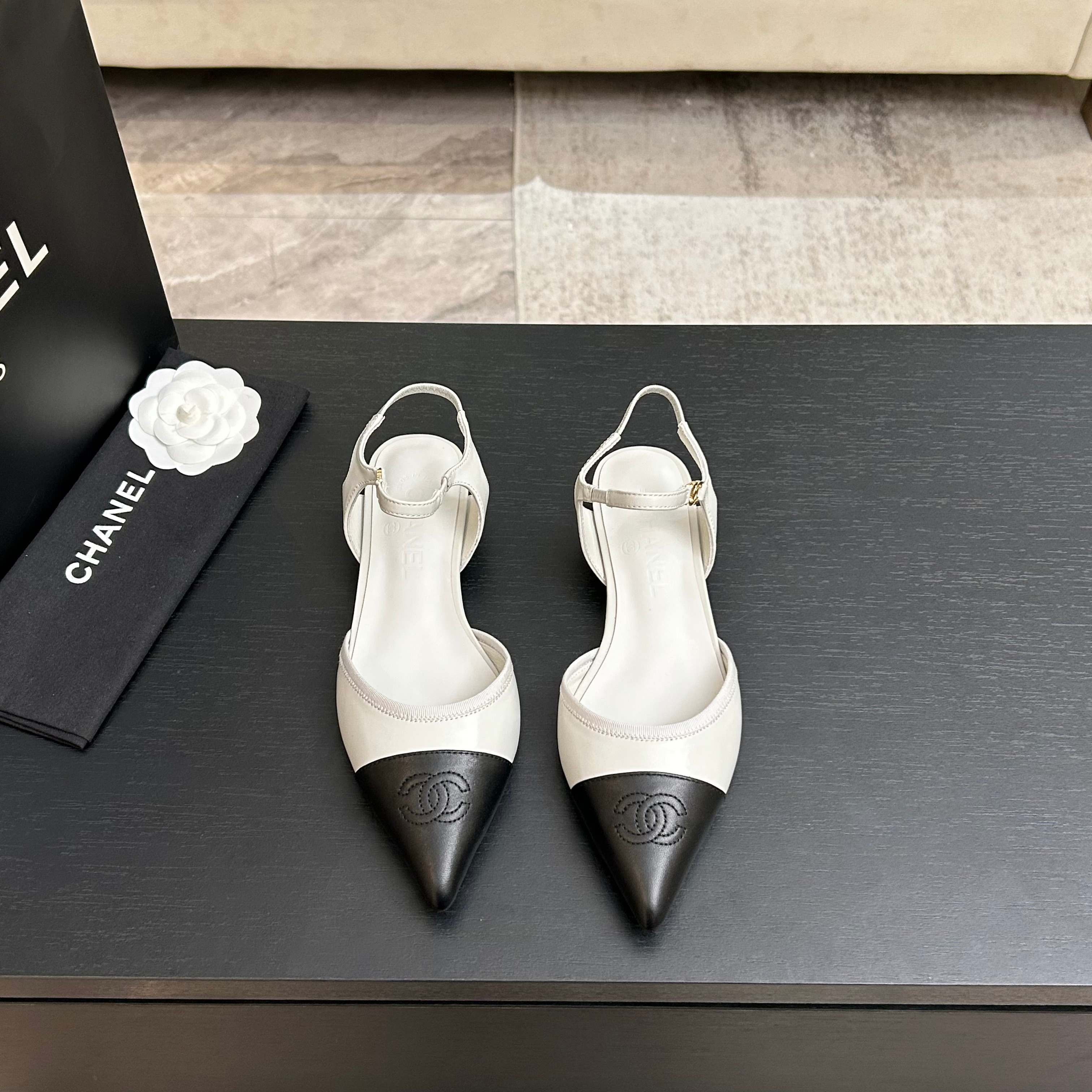 Chanel 샤넬 26 신상 클래식 배색 포인트 스트랩 토 플랫 슈즈 신발