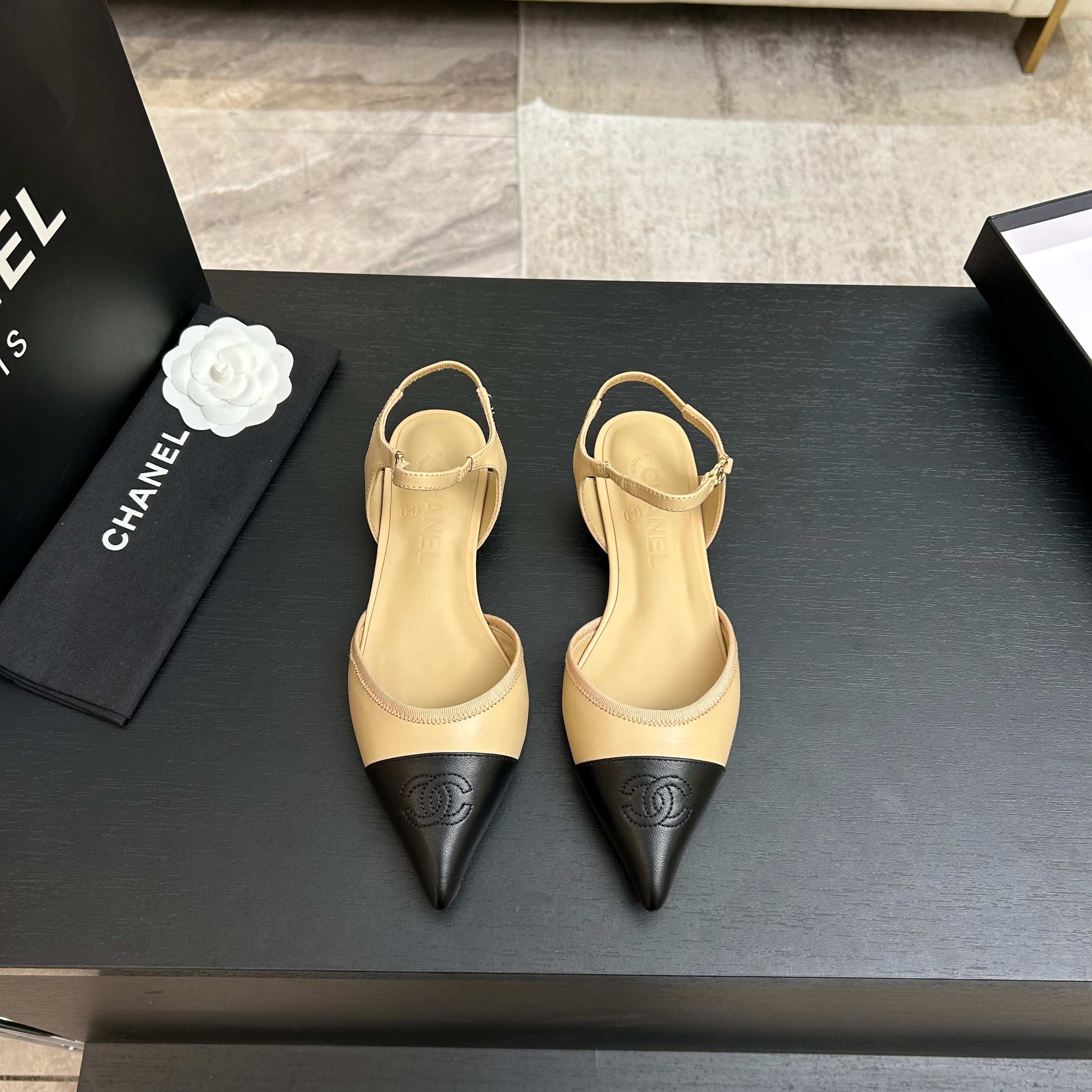 Chanel 샤넬 26 신상 클래식 배색 포인트 스트랩 토 플랫 슈즈 신발