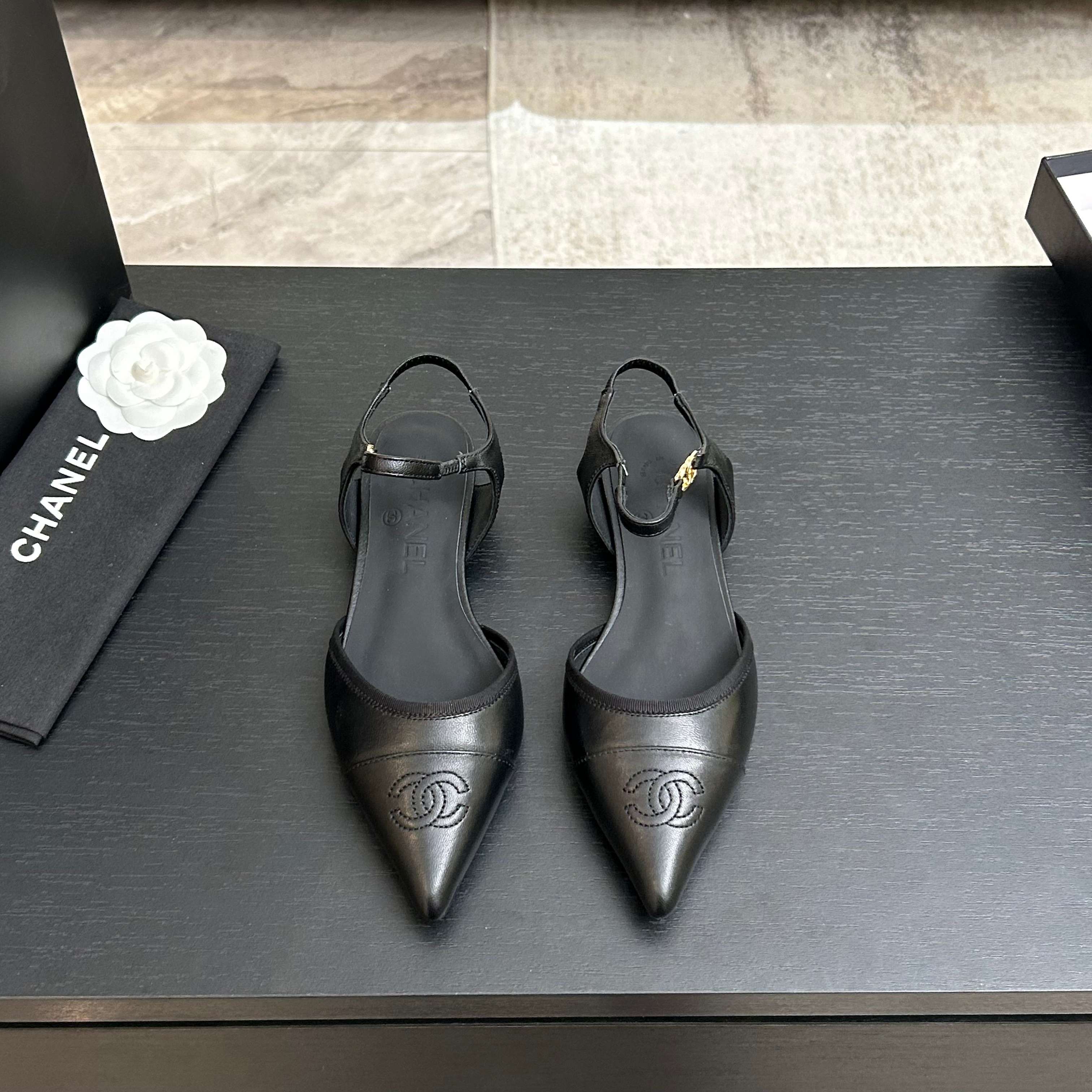 Chanel 샤넬 26 신상 클래식 배색 포인트 스트랩 토 플랫 슈즈 신발