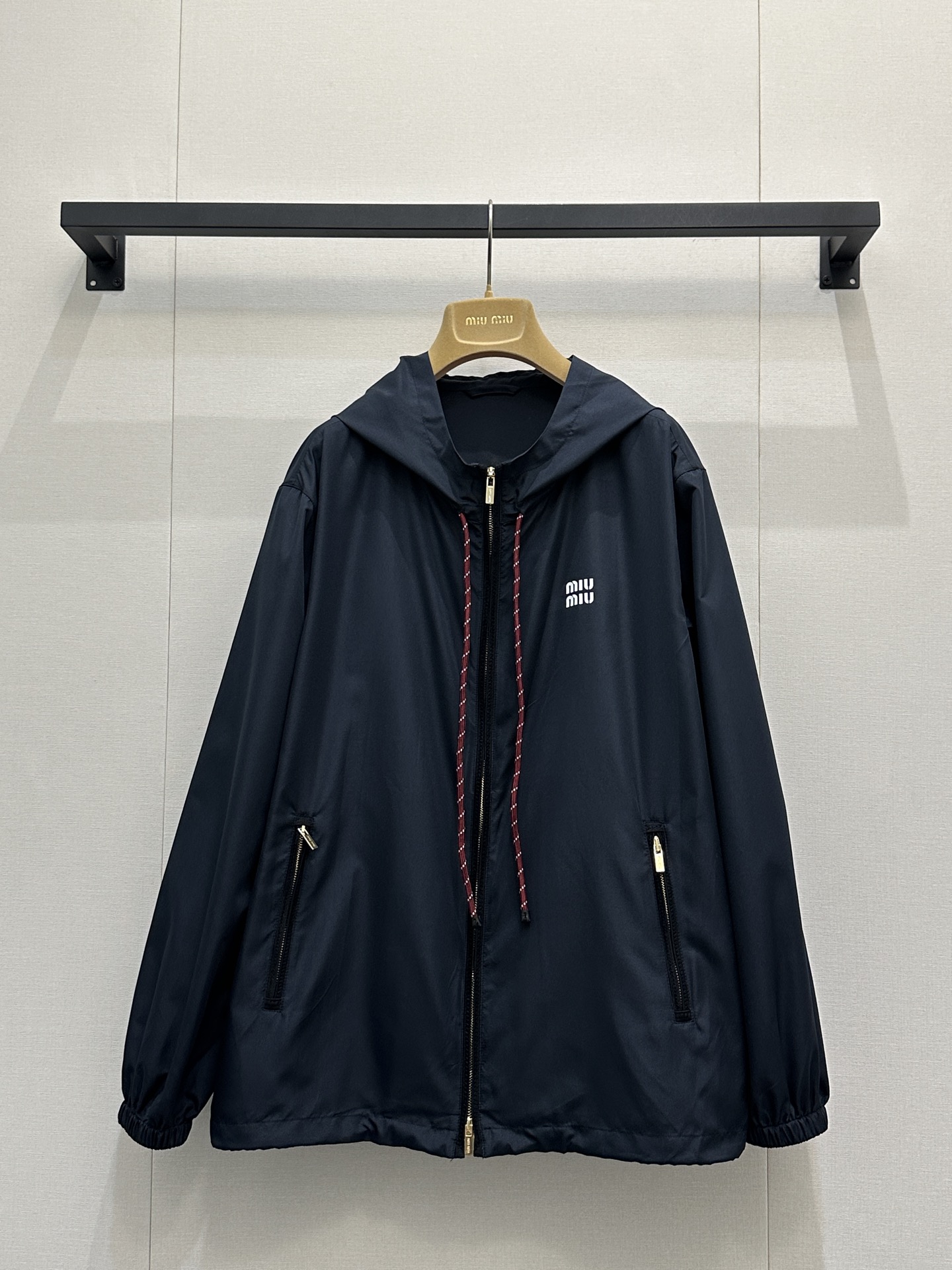 miumiu 미우미우 로고 포인트 친환경 나일론 후드 자켓 & 반바지 팬츠 셋업 세트 의류