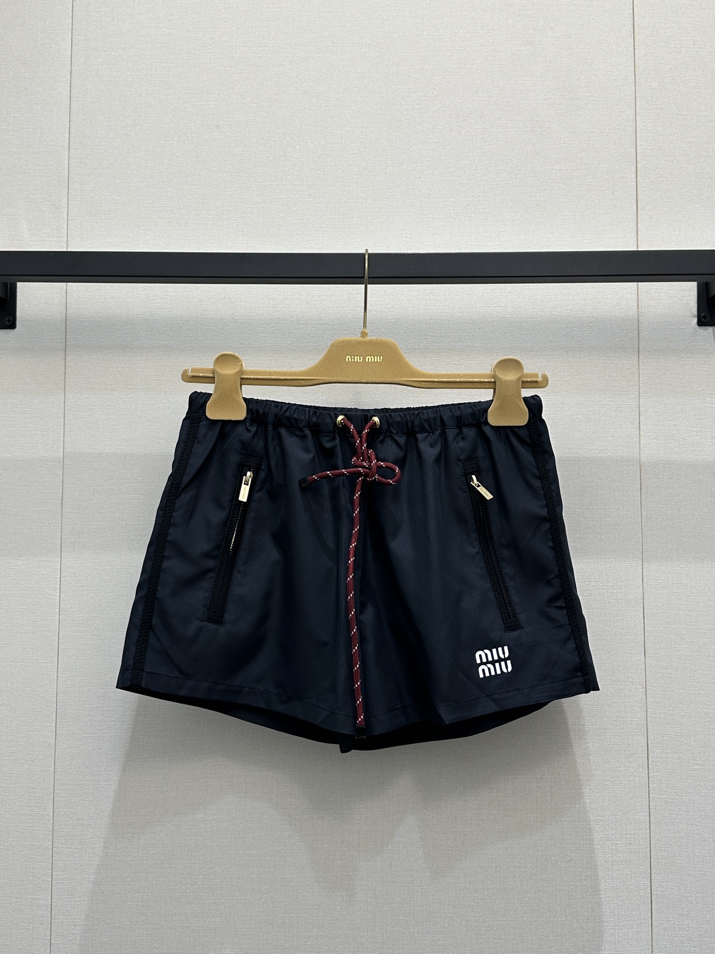 miumiu 미우미우 로고 포인트 친환경 나일론 후드 자켓 & 반바지 팬츠 셋업 세트 의류