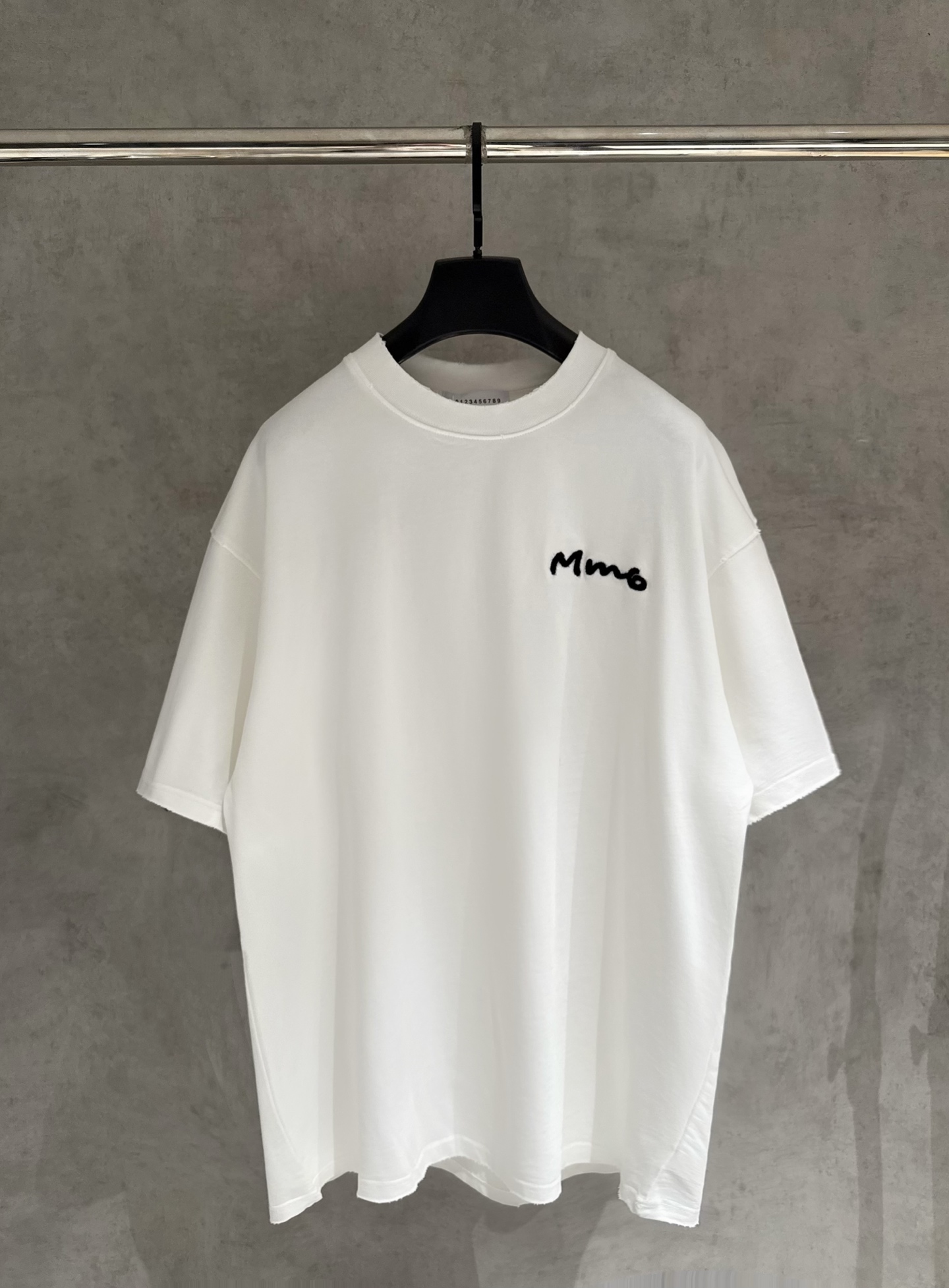 메종 마르지엘라(Maison Margiela) 자수 반팔 티셔츠 의류
