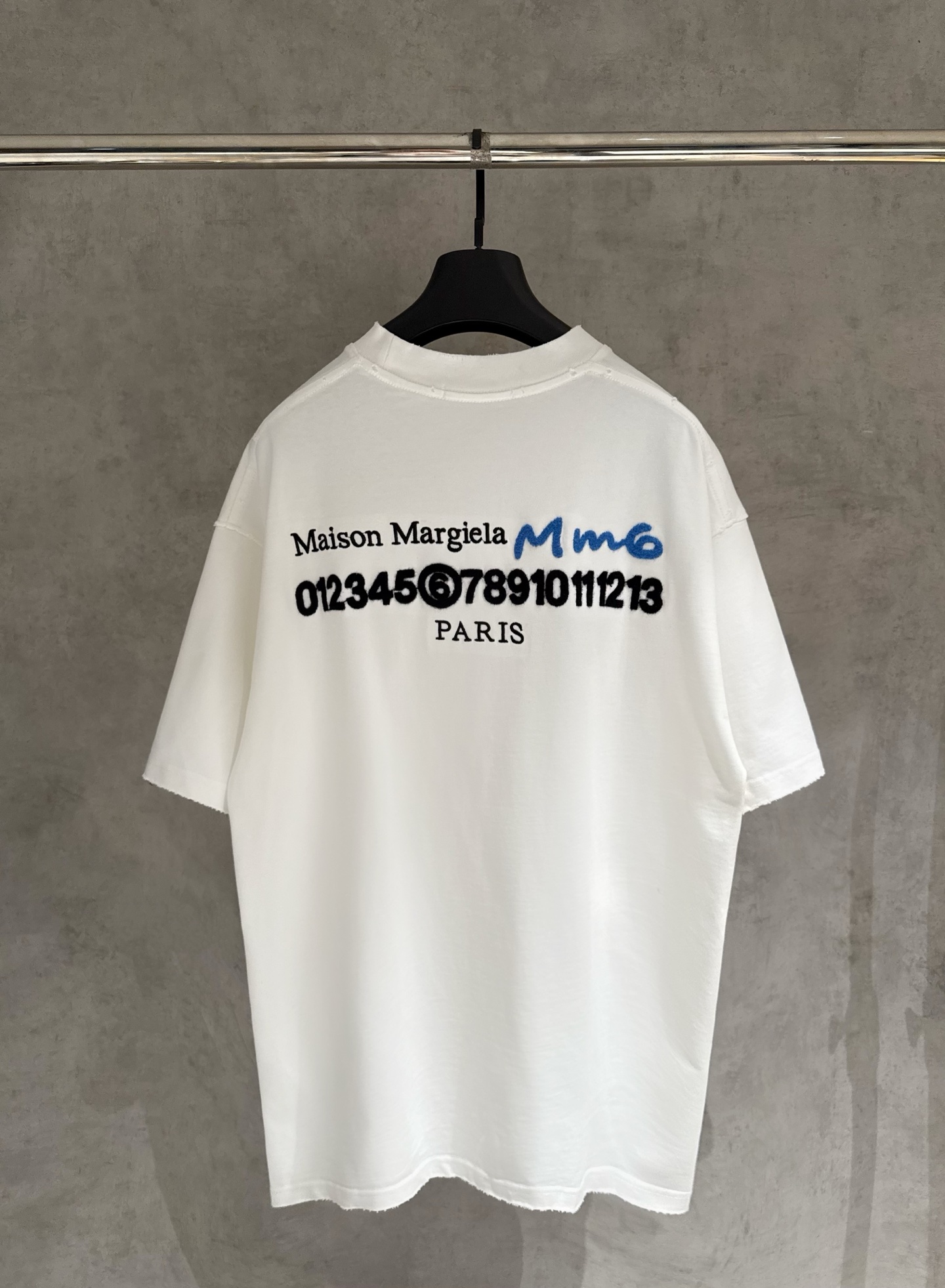 메종 마르지엘라(Maison Margiela) 자수 반팔 티셔츠 의류