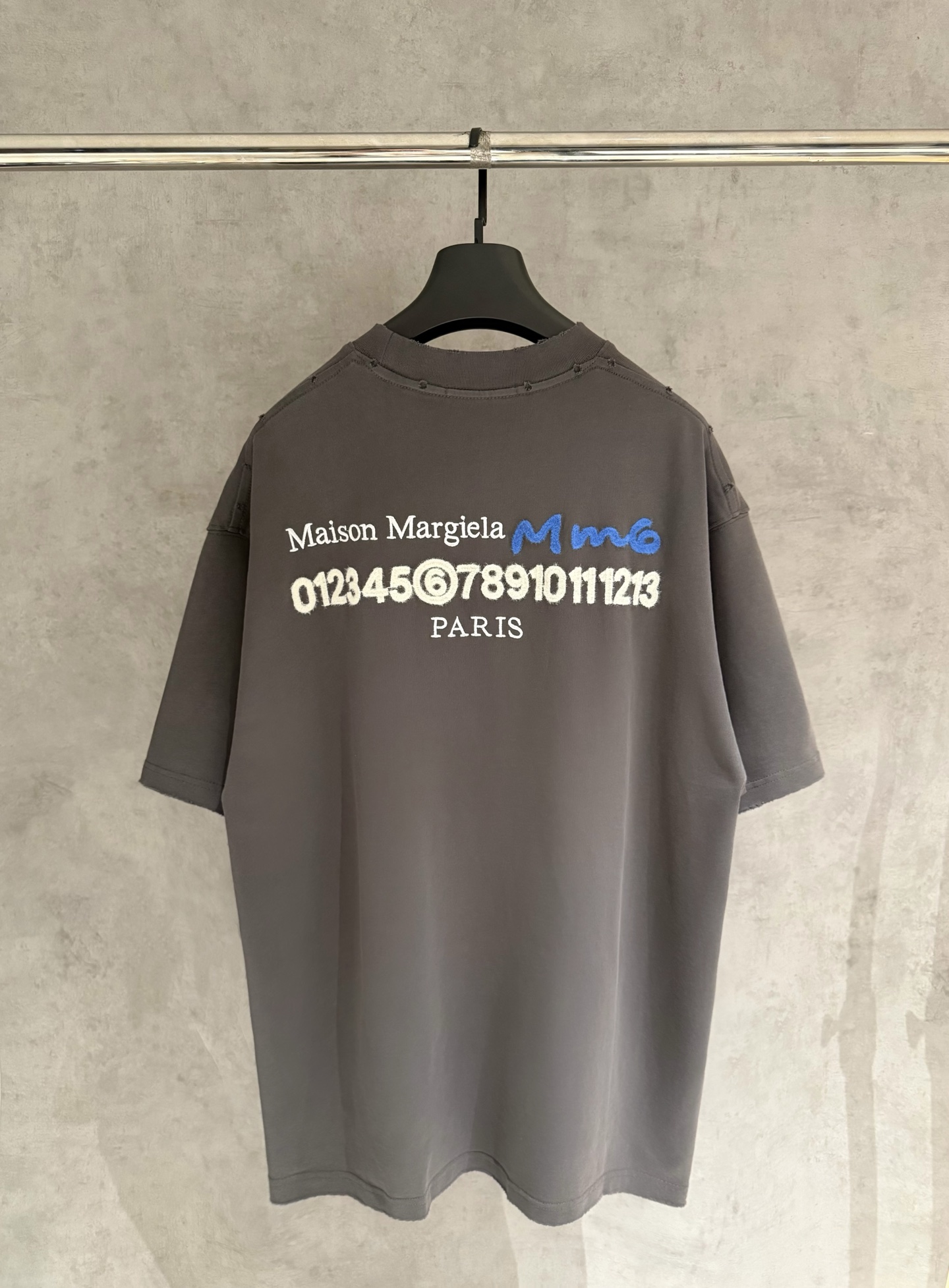 메종 마르지엘라(Maison Margiela) 자수 반팔 티셔츠 의류