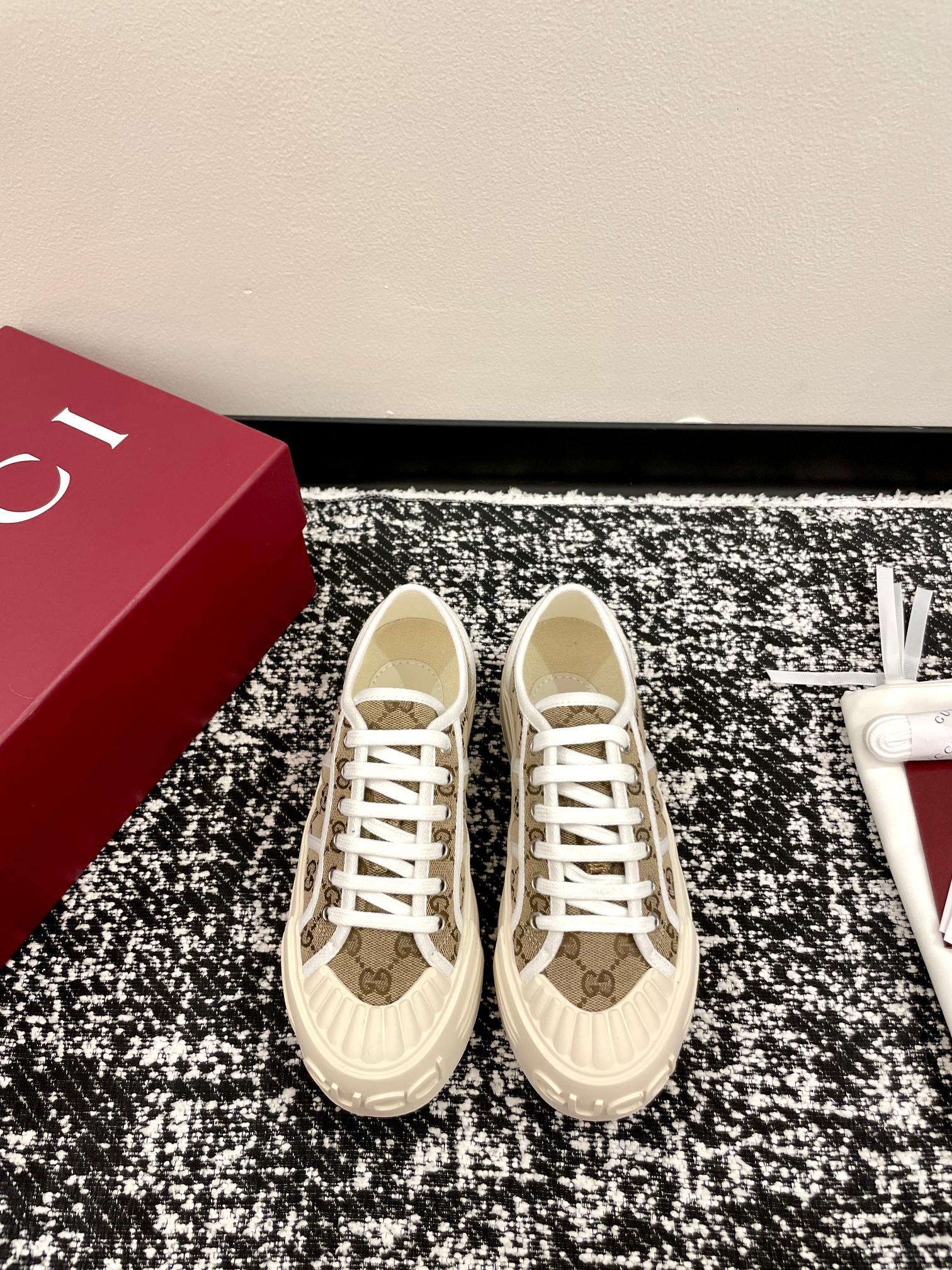 GUCCI 구찌 GG 패턴 로고 플랫폼 캔버스 스니커즈 신발