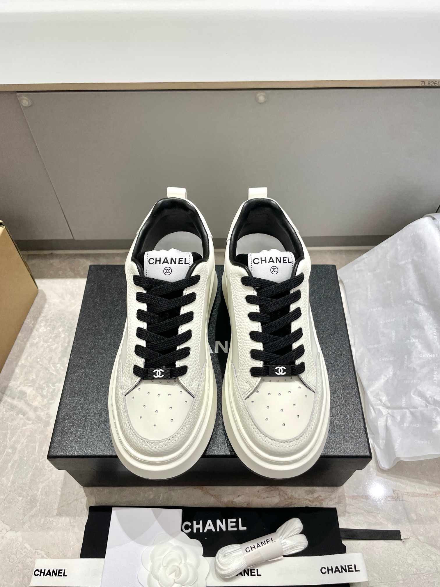 Chanel 샤넬 시그니처 배색 로고 스니커즈 신발