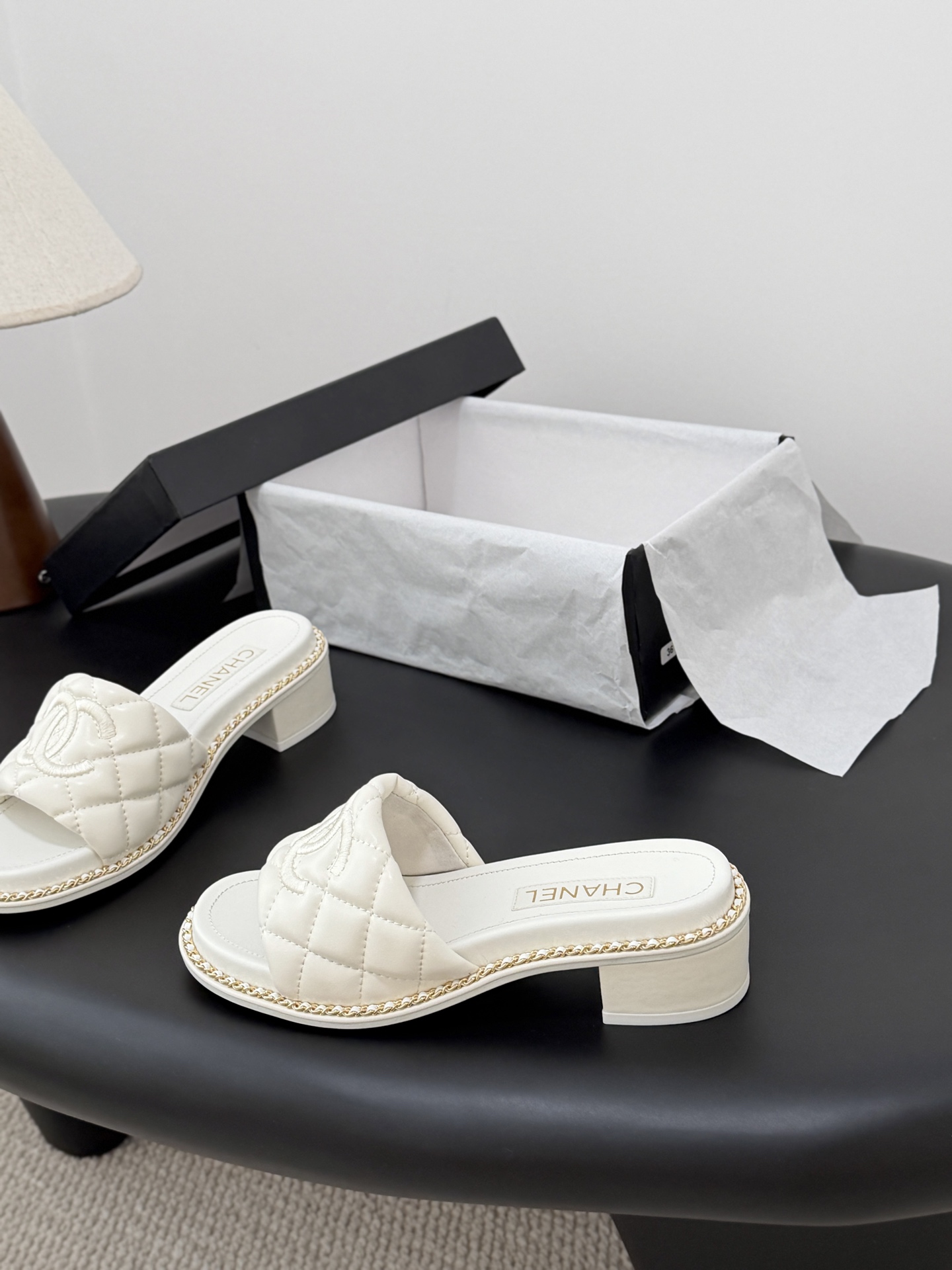 샤넬(CHANEL) 스프링 로고 슬리퍼 신발