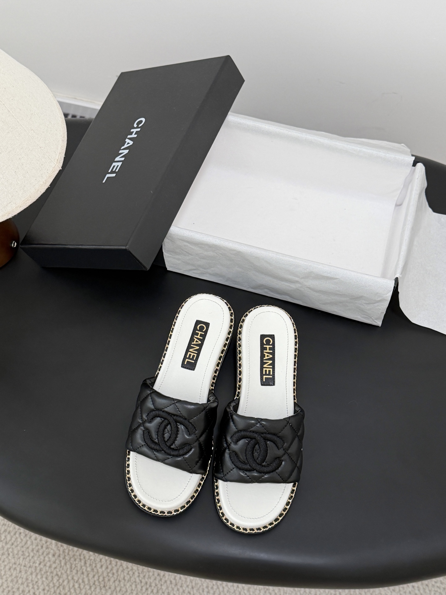 샤넬(CHANEL) 스프링 로고 슬리퍼 신발